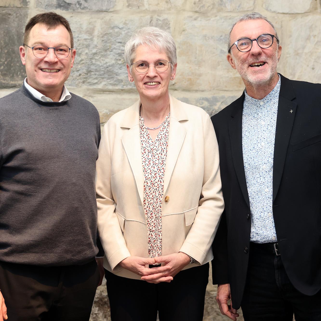 Propst Markus Bruns (l.) und Diakon Stefan Lütgemeier gehören seit 2018 zum Regionalteam Heinsberg. Elisabeth Gerards ist neu im Team.