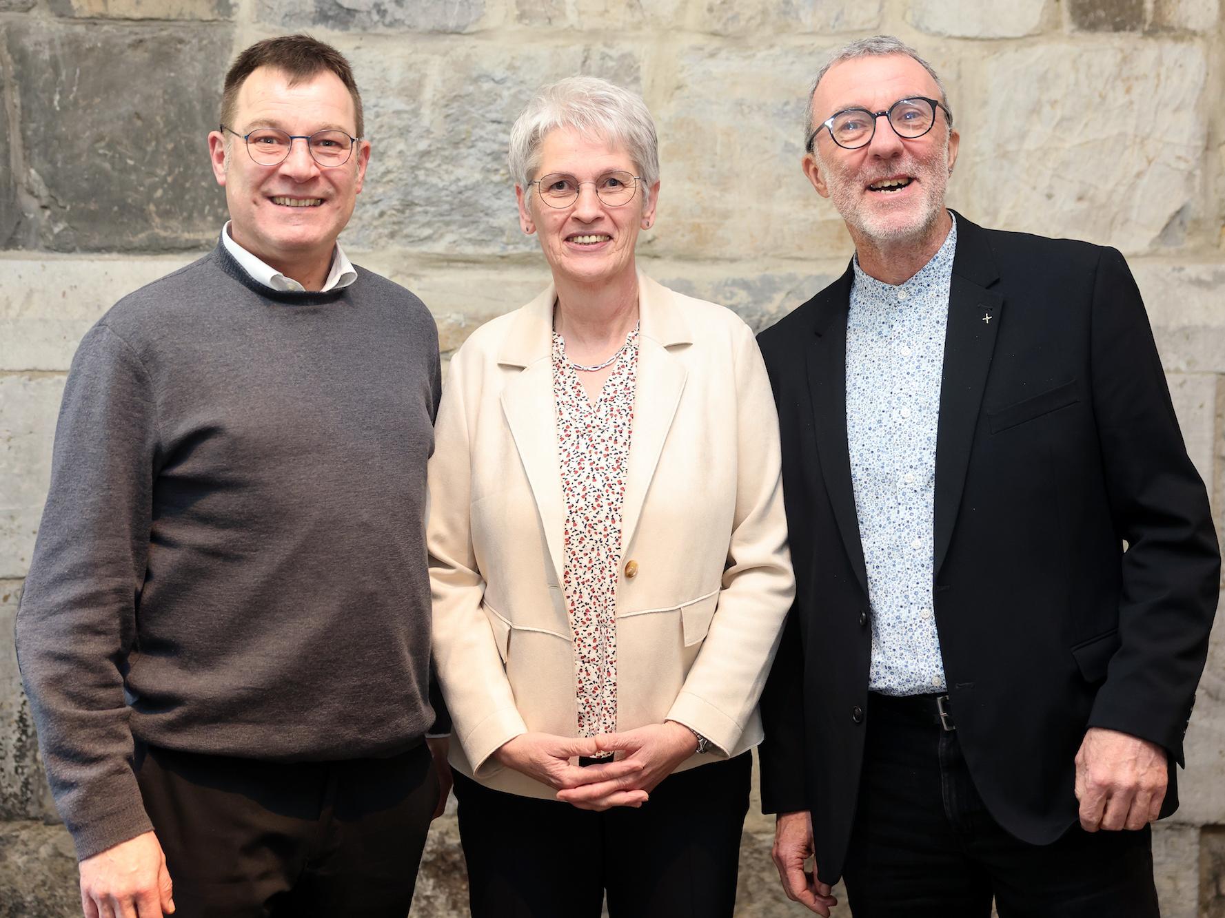 Propst Markus Bruns (l.) und Diakon Stefan Lütgemeier gehören seit 2018 zum Regionalteam Heinsberg. Elisabeth Gerards ist neu im Team.