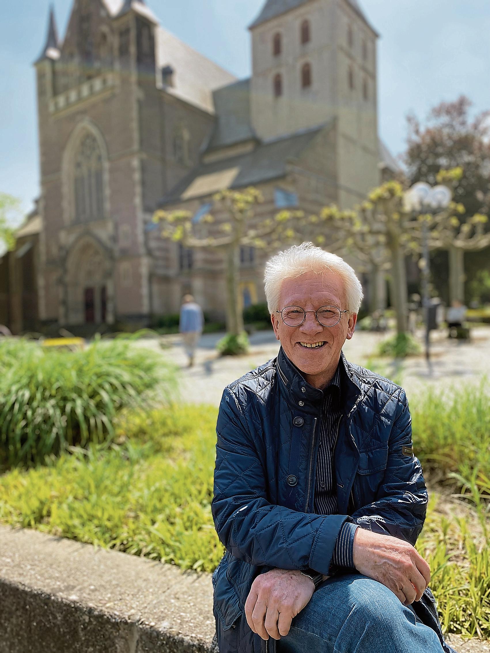 Rund 40 Jahre war Reinhold Richter Organist von St. Helena Rheindahlen. Der Musik bleibt er weiter treu: zum Beispiel als Leiter des Cornelius-Burgh-Chores Erkelenz.