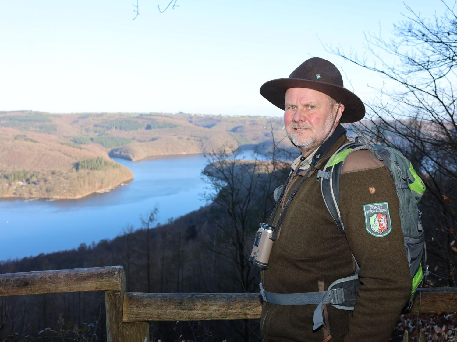 Für mich ist das der Traumberuf', sagt Rolf Jakobs. Er mag es, im Wald mit Menschen ins Gespräch zu kommen.