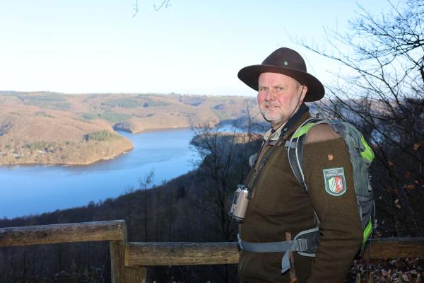 Für mich ist das der Traumberuf', sagt Rolf Jakobs. Er mag es, im Wald mit Menschen ins Gespräch zu kommen.