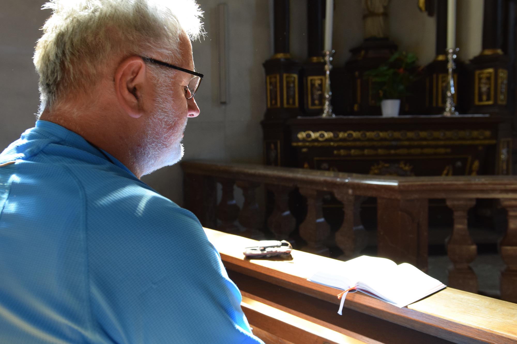 Martin Schlicht ist Diakon und öffnet die Kirche vor seinem Büro jeden Werktag. Für ihn beginnt der Arbeitstag mit einem stillen Gebet im Gotteshaus. Er hat einen Lieblingsplatz, auf den das Licht der Sonne fällt.