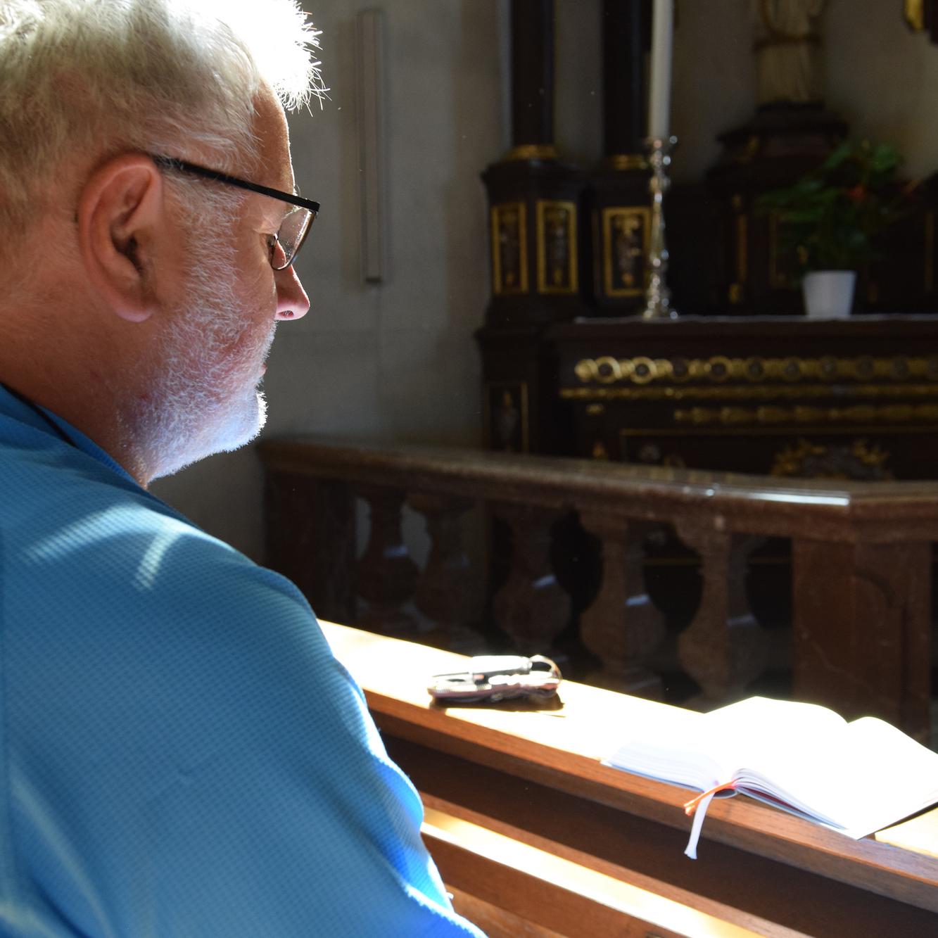 Martin Schlicht ist Diakon und öffnet die Kirche vor seinem Büro jeden Werktag. Für ihn beginnt der Arbeitstag mit einem stillen Gebet im Gotteshaus. Er hat einen Lieblingsplatz, auf den das Licht der Sonne fällt.