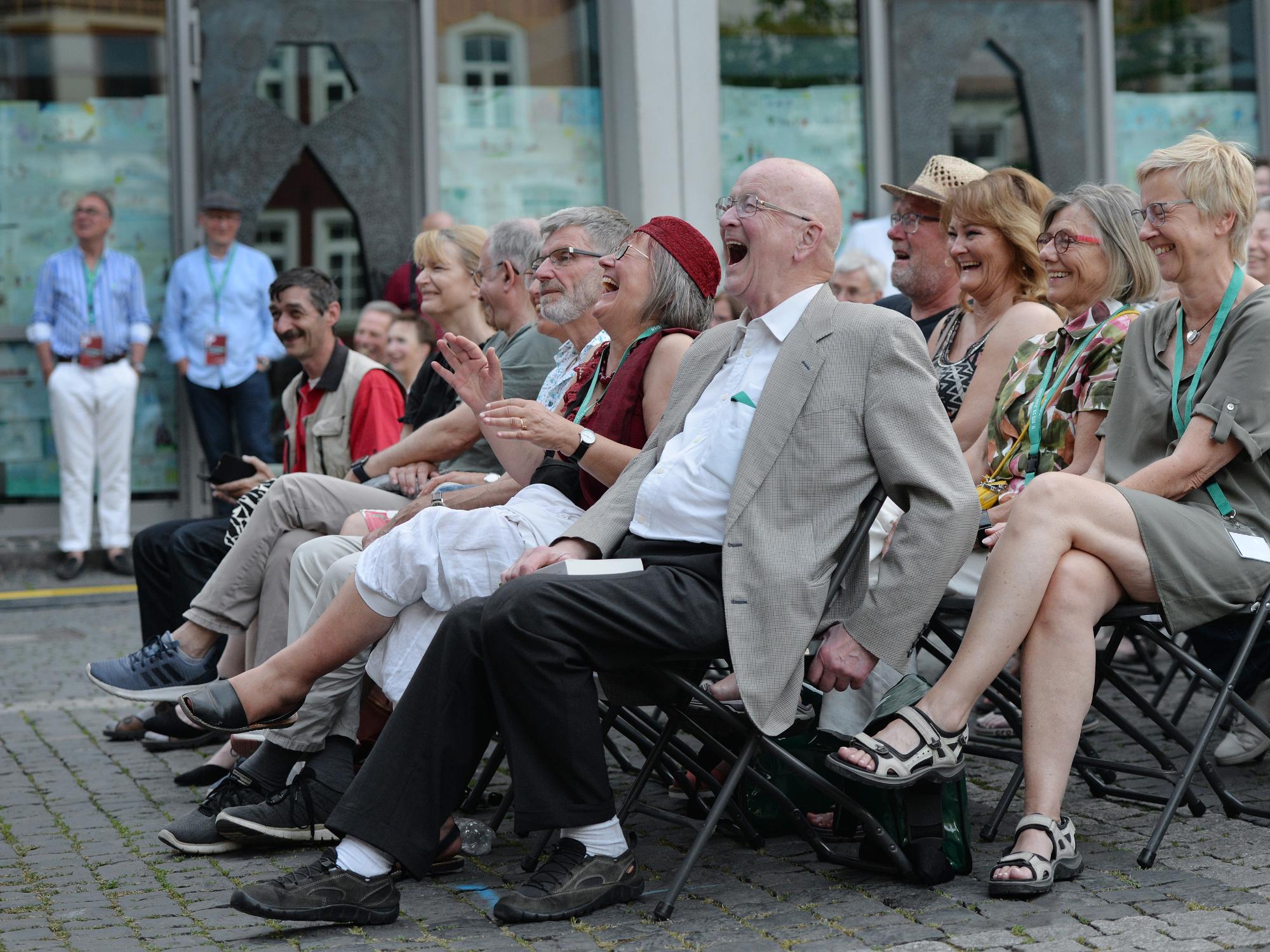 Ein großer Spaß, der nicht bloß Schmunzler hervorrief, sondern aus vollem Halse lachen ließ. „Entjecken“ ließ sich sichtbar auch  Alt-Dompropst Manfred von Holtum.