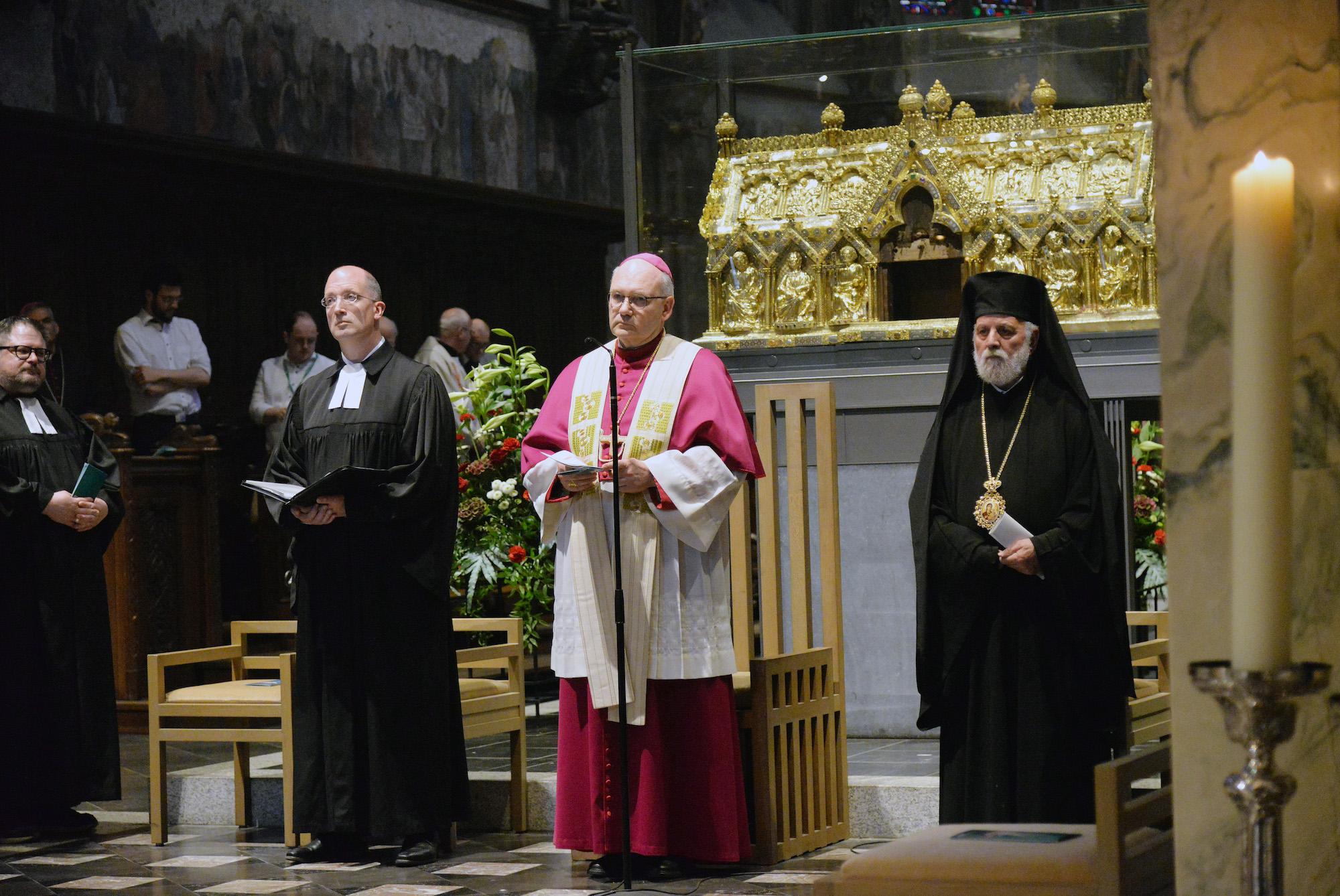 Bischof Helmut Dieser feierte den Taufgedächtnisgottesdienst mit seinen christlichen Kollegen,  Präses Thorsten Latzel (l.) und Bischof Evmenios von Lefka (r.).