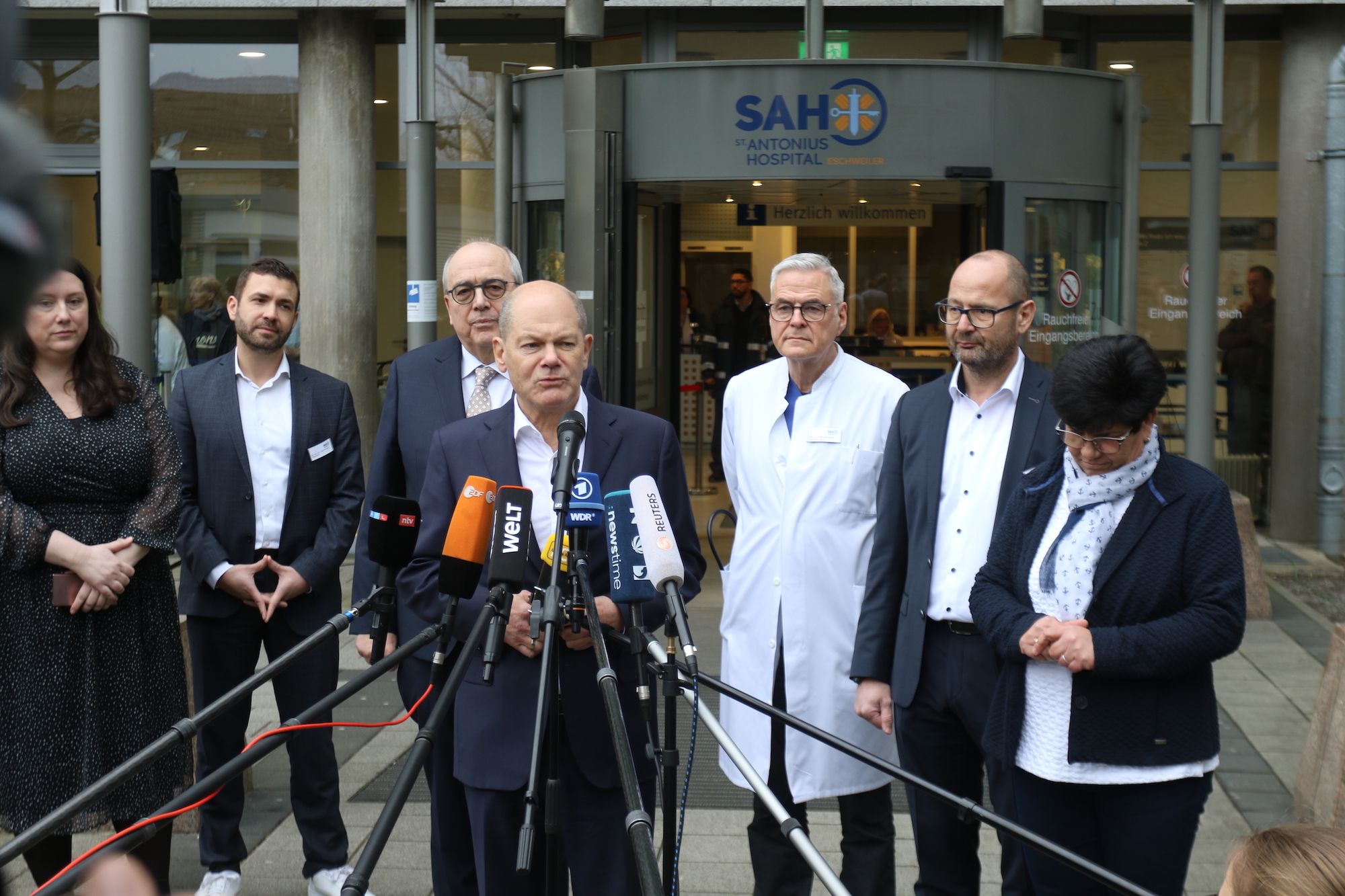 ·In seinem Abschlussstatement sicherte Scholz weiter Unterstützung für den Wiederaufbau zu.