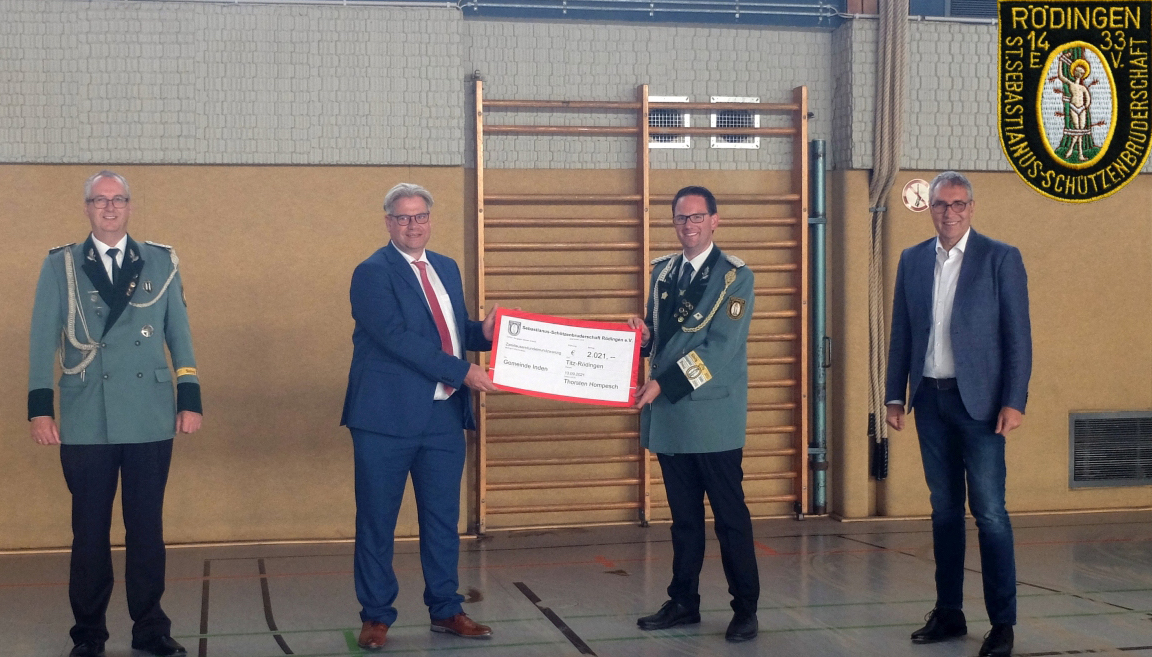 Thorsten Hompesch überreicht Stefan Pfennings, Bürgermeister von Inden, im Beisein von Michael Gerken (l.) und Jürgen Frantzen, Bürgermeister von Titz (r.), einen Scheck über 2021 Euro.