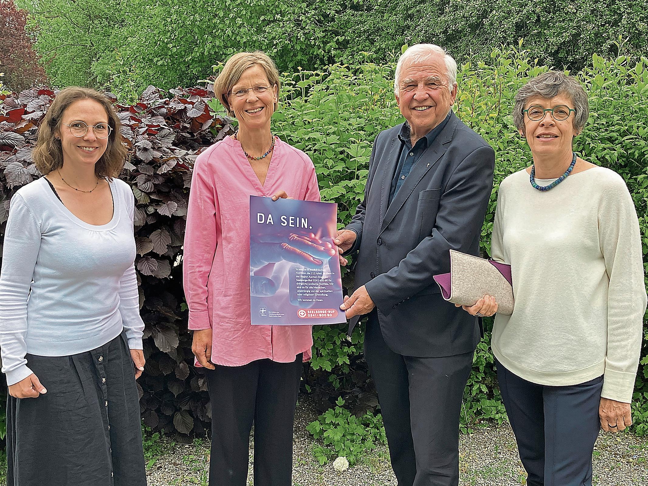 Das Team des  Seelsorge-Rufs:  (v. l.) Koordinatorin Regina Dietze, Marielies Schwering, Hans-Georg Schornstein und Dorothee Jöris- Simon. Nicht mit im Bild ist Theo Wellens.