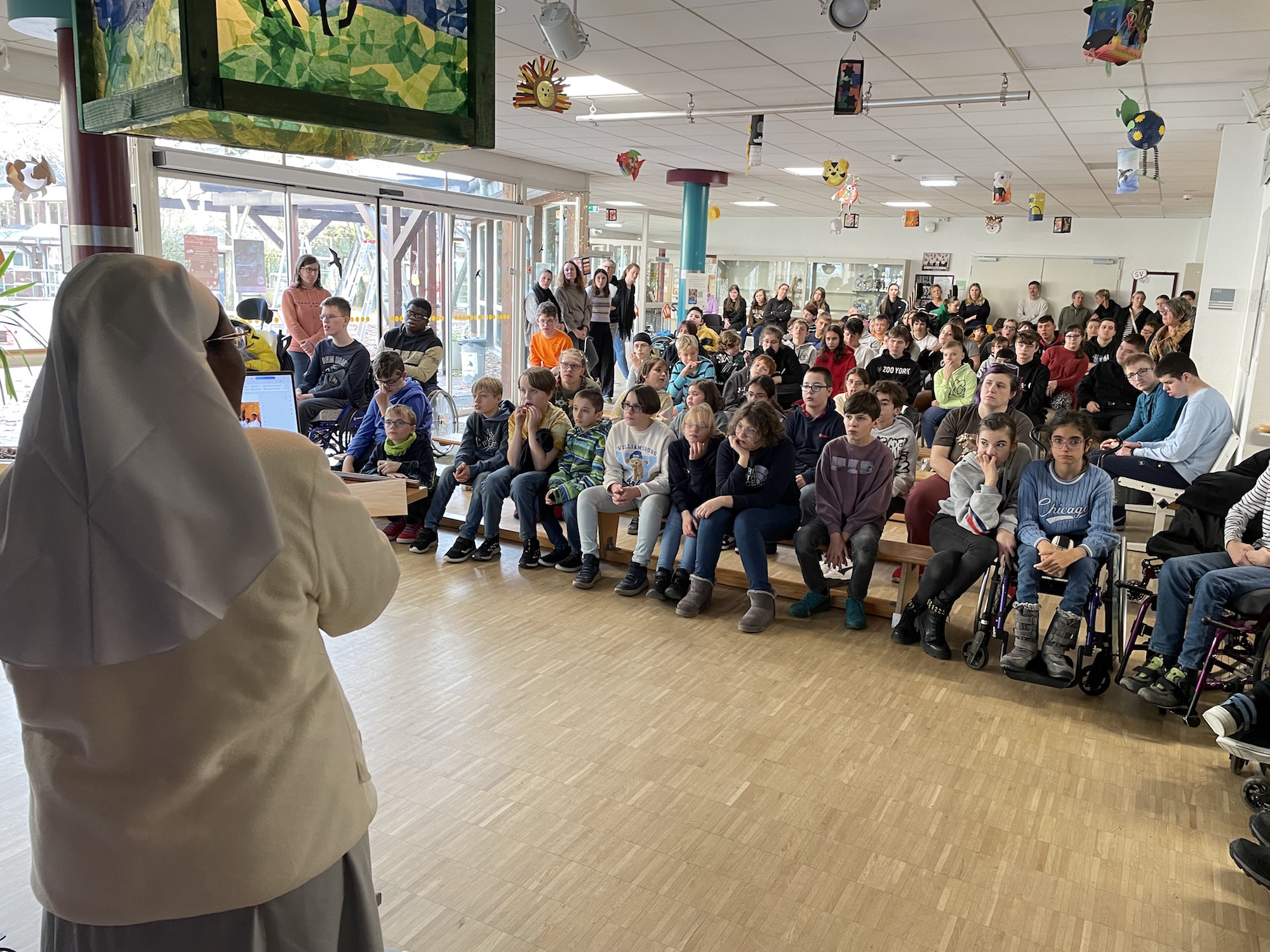 Gebannt hörten die Schülerinnen und Schüler  Schwester Josephine Toyi zu. Die Ordensschwester besuchte die LVR-Förderschule in Rheindahlen.