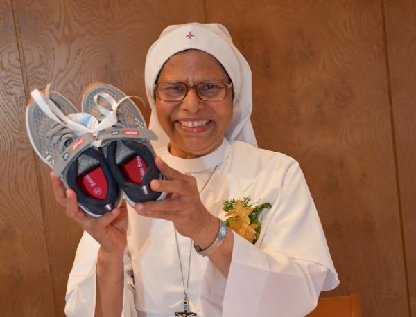 Die umtriebige Hospiz-Seelsorgerin Rose bekam zur goldenen Ordensprofess von ihren Kolleginnen aus Komfortgründen ein Paar Joggingschuhe.