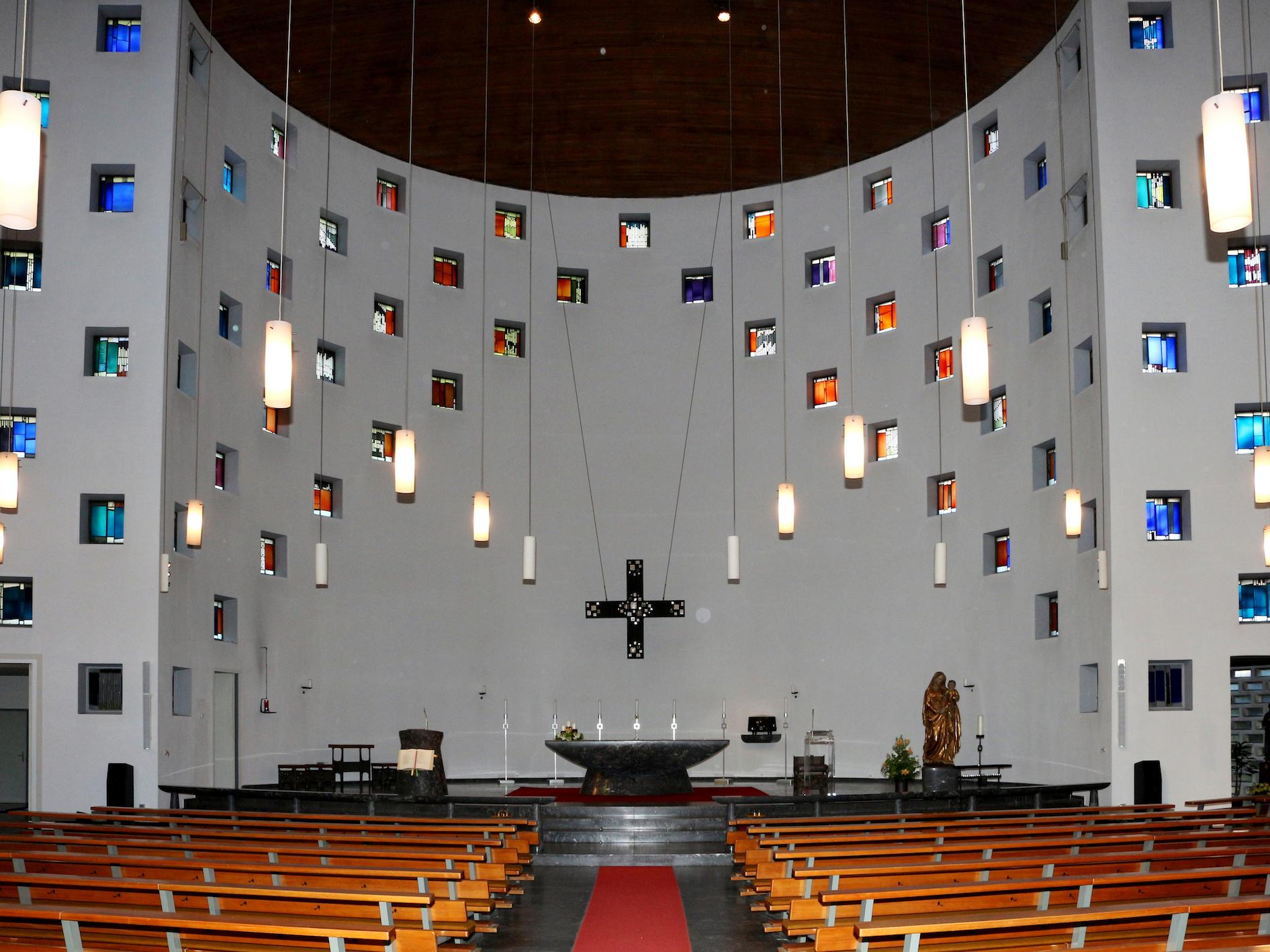 Die St.-Franziskus-Kirche in Krefeld wurde 2016 von der russisch-orthodoxen Gemeinde erworben und ist heute mit einer Ikonostase ausgestattet.
