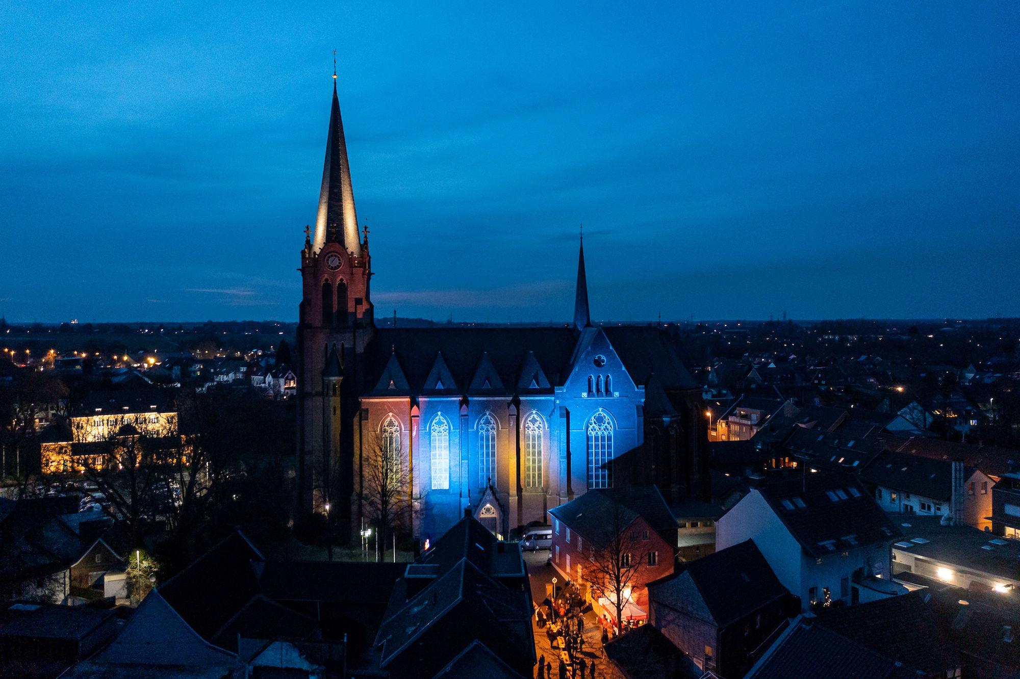 Beim 1. Jüchener Friedensmahl im März 2022 erstrahlte die Kirche St. Jakobus der Ältere in blau-gelb.