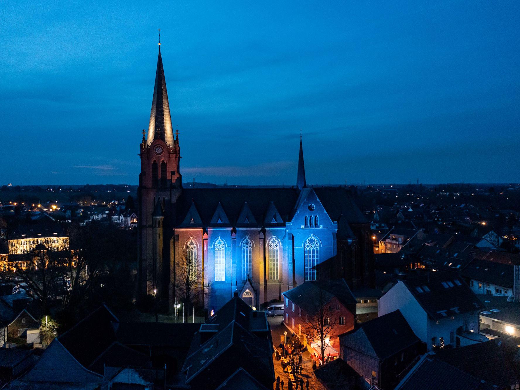Beim 1. Jüchener Friedensmahl im März 2022 erstrahlte die Kirche St. Jakobus der Ältere in blau-gelb.
