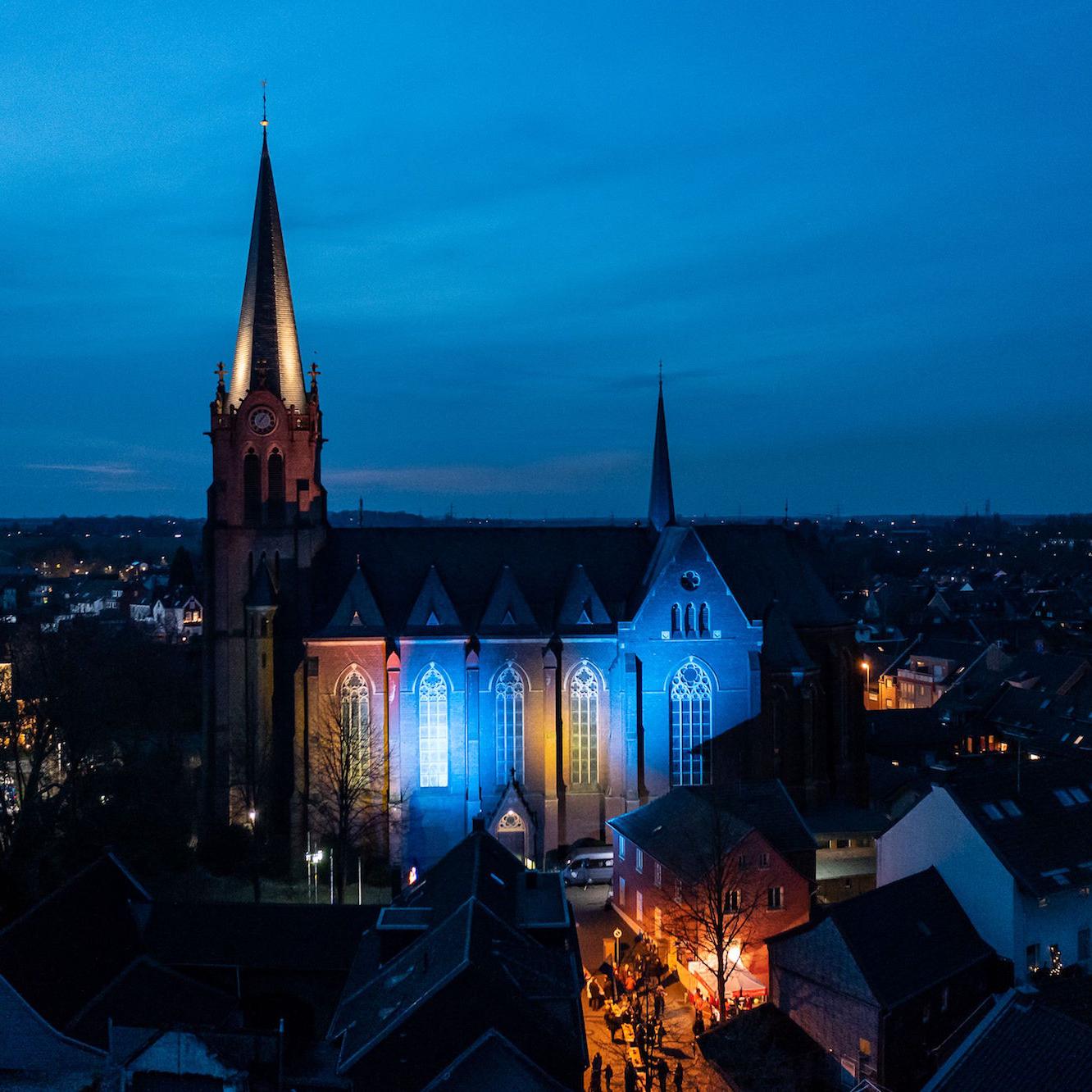 Beim 1. Jüchener Friedensmahl im März 2022 erstrahlte die Kirche St. Jakobus der Ältere in blau-gelb.