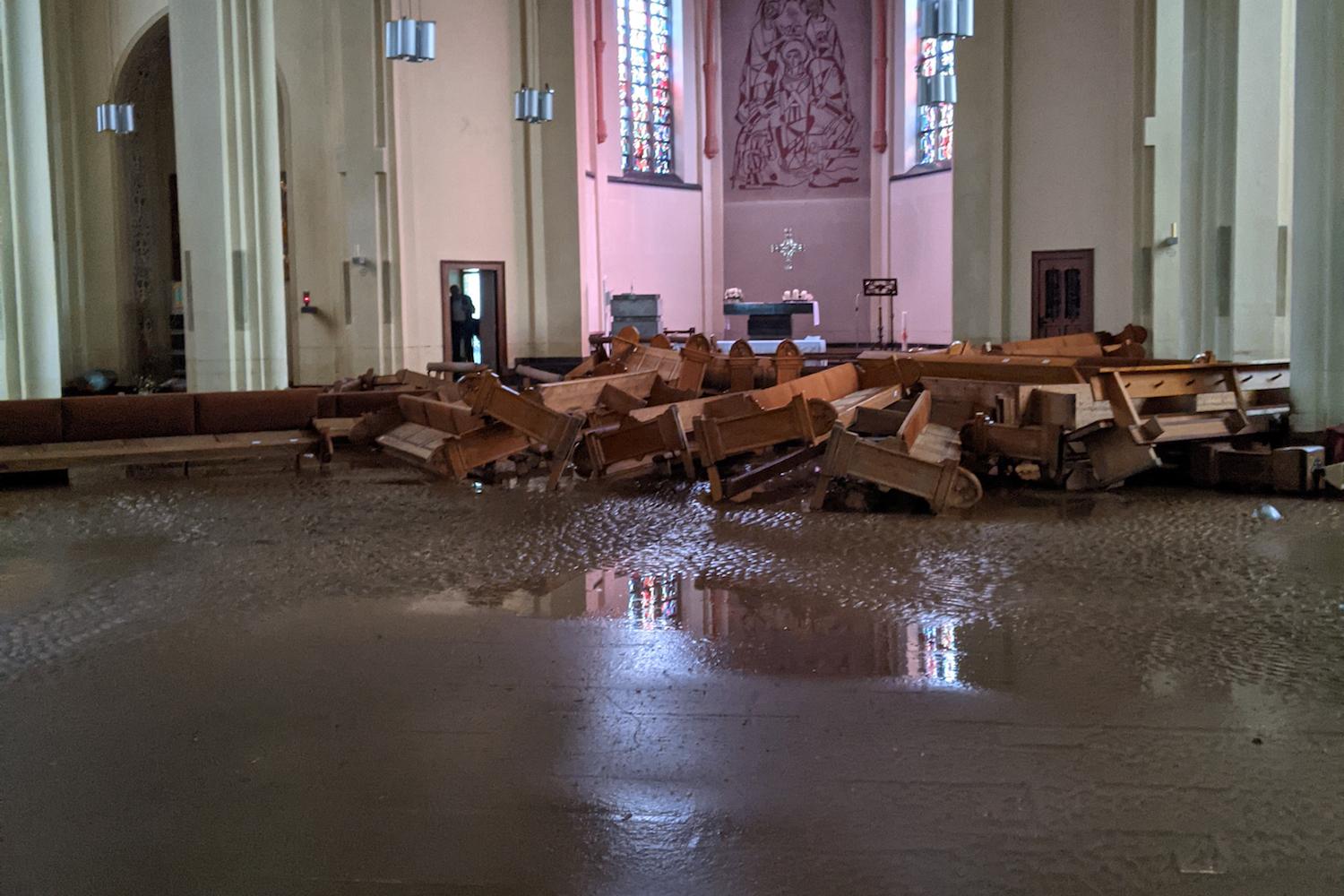 Die Flut hat die Bänke in St. Mariä Himmelfahrt Stolberg durch den Innenraum schwimmen lassen.