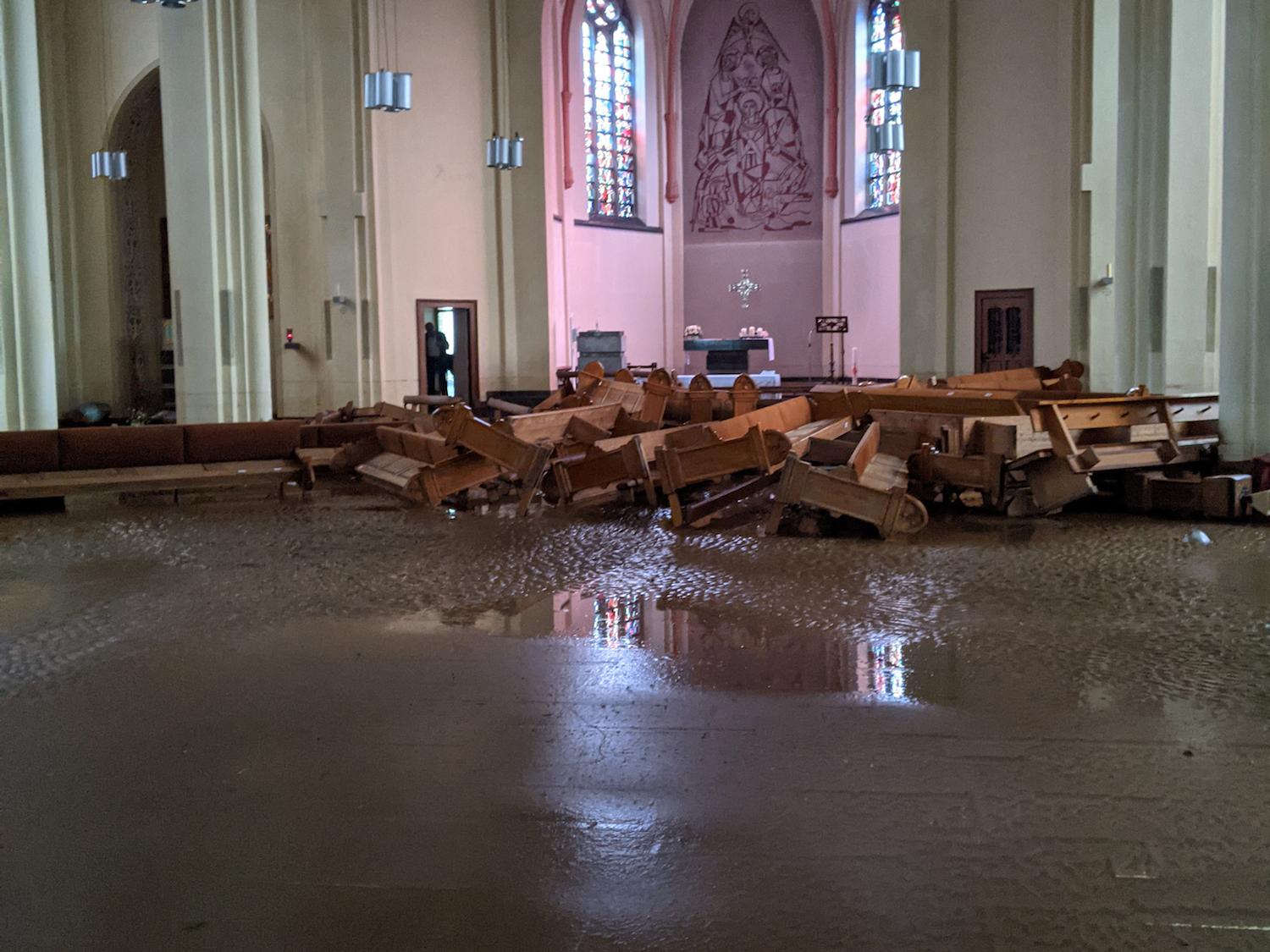 Die Flut hat die Bänke in St. Mariä Himmelfahrt Stolberg durch den Innenraum schwimmen lassen.