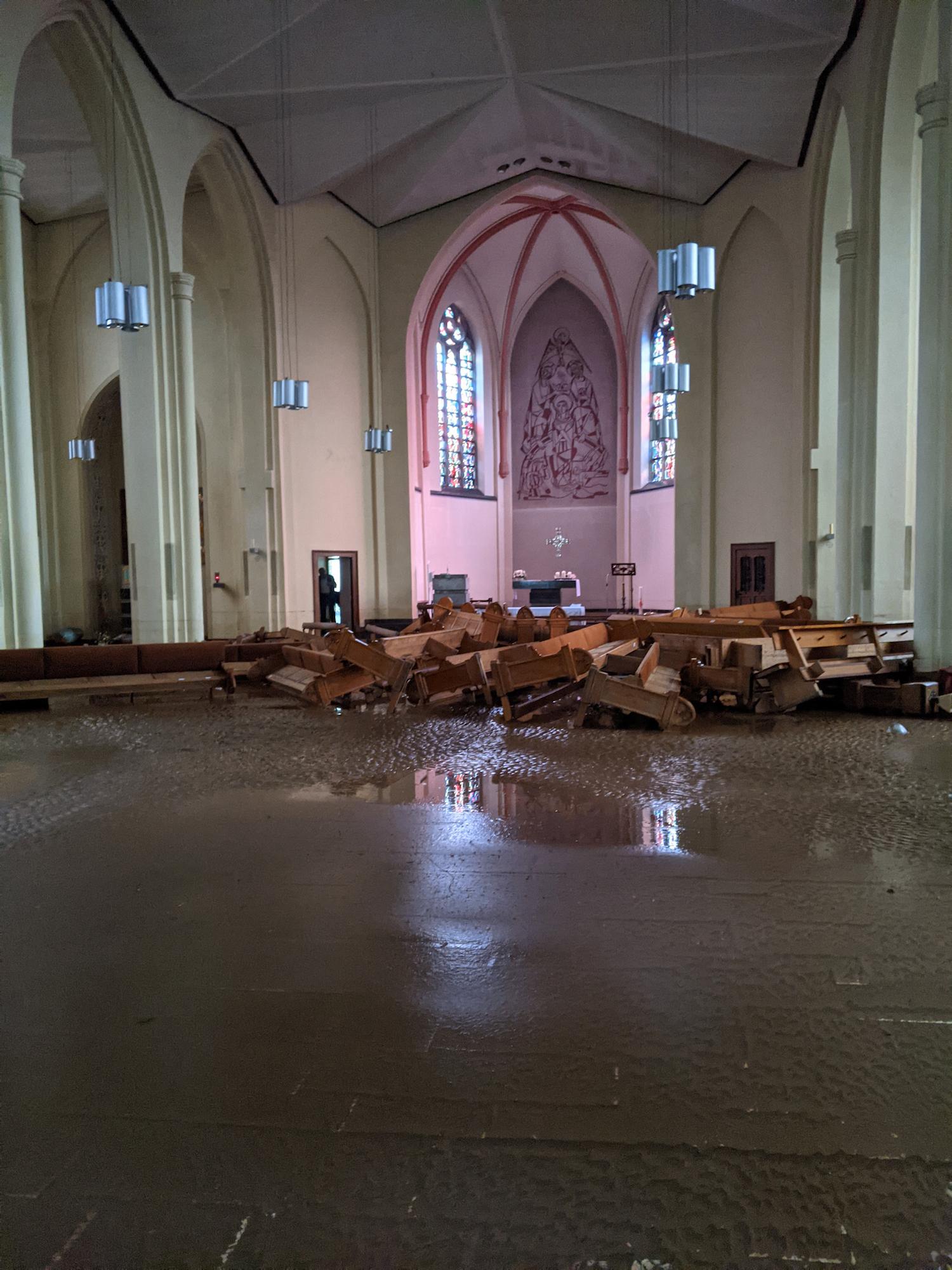 Die Flut hat die Bänke in St. Mariä Himmelfahrt Stolberg durch den Innenraum schwimmen lassen.