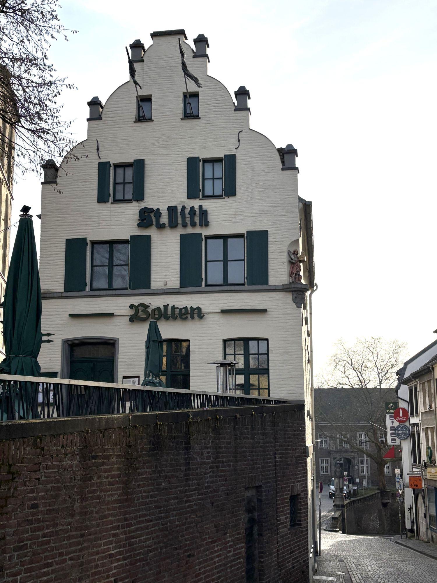 Nach dem Zweiten Weltkrieg bekam das Gasthaus seinen Namen St. Vith, der die Fassade ziert.