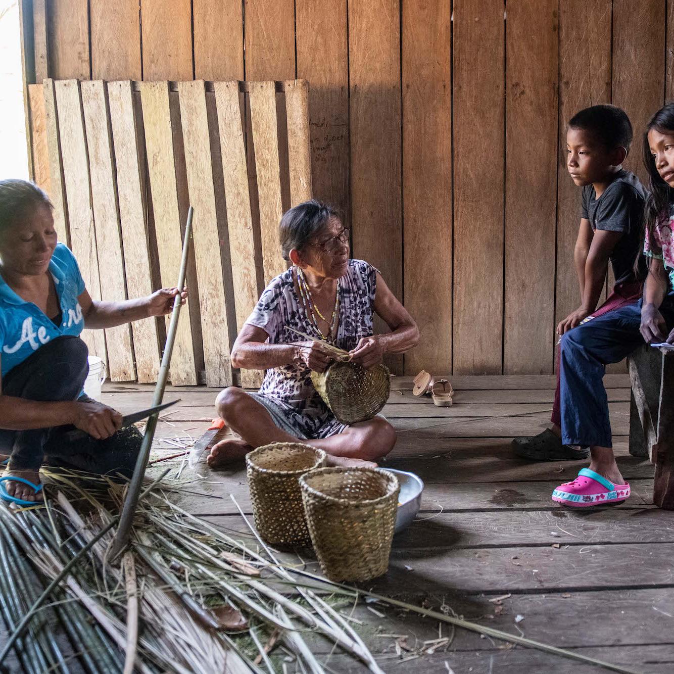 Von Oma Juana und ihrer Mutter Graciela (l.) lernt Valeria, Körbe aus getrockneten Palmblättern zu flechten.