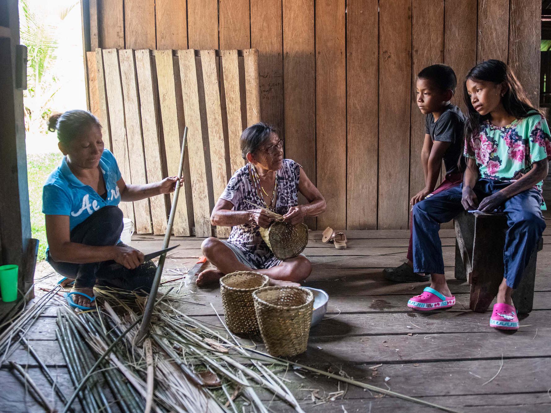 Von Oma Juana und ihrer Mutter Graciela (l.) lernt Valeria, Körbe aus getrockneten Palmblättern zu flechten.