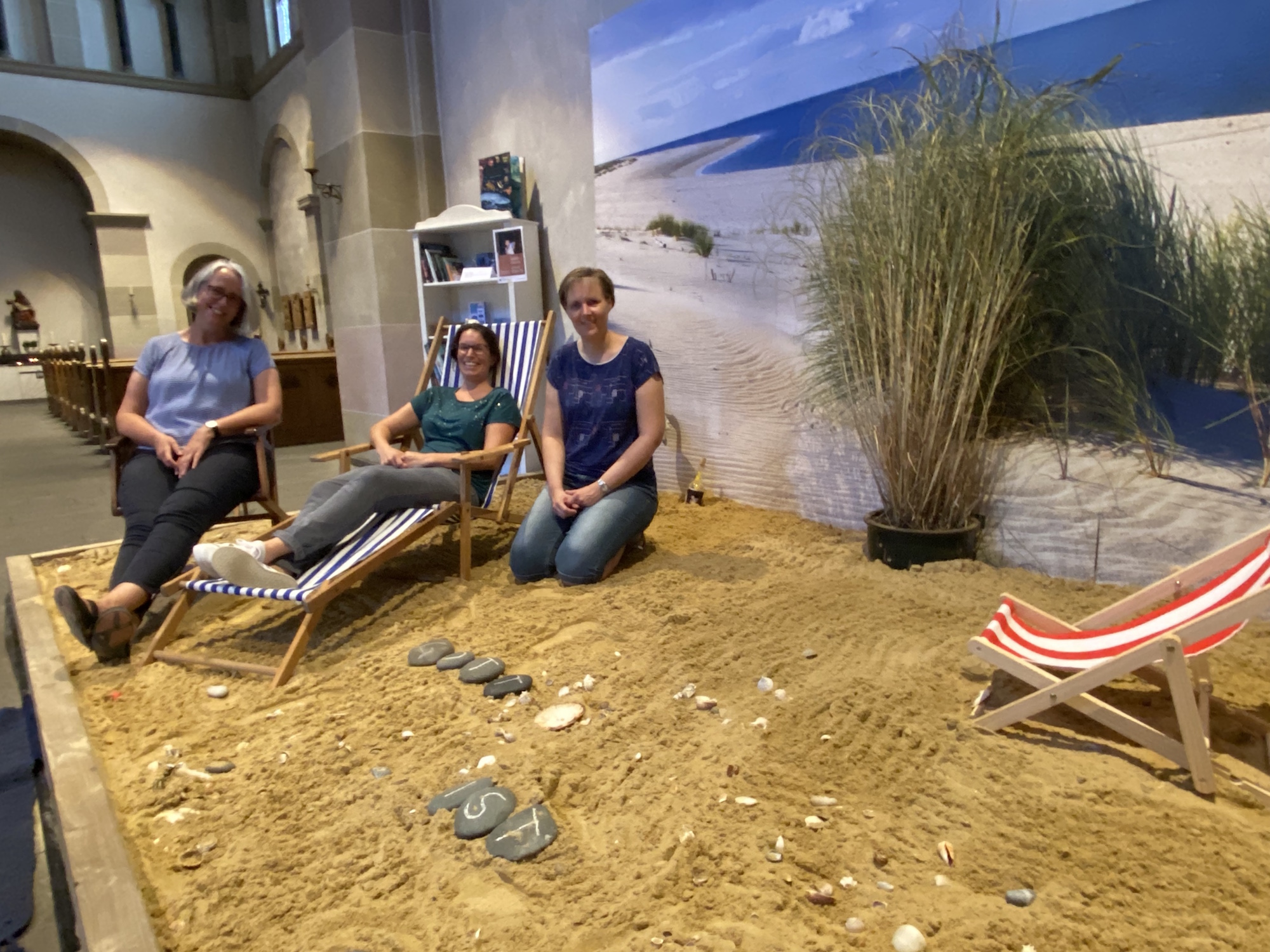 Manuela Thies-Diekamp, Dina Stappmanns und Michaela Mundry (v. l.) haben Meer und Strand in die Kirche gebracht.