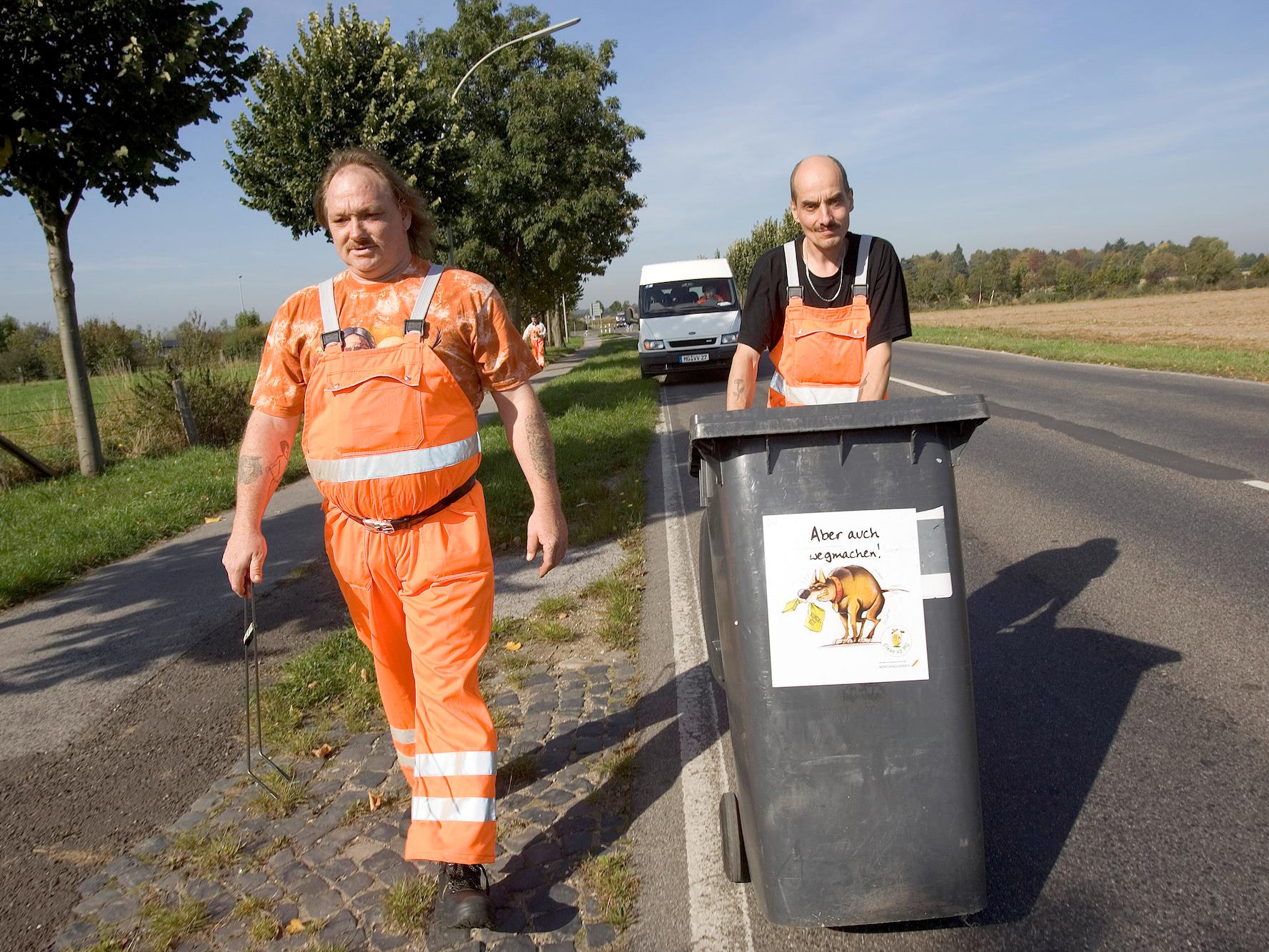 Projekte wie hier das Straßen- reinigungsteam des Volksvereins bieten Menschen eine Struktur und eine Perspektive im Leben. (c) Volksverein Mönchengladbach