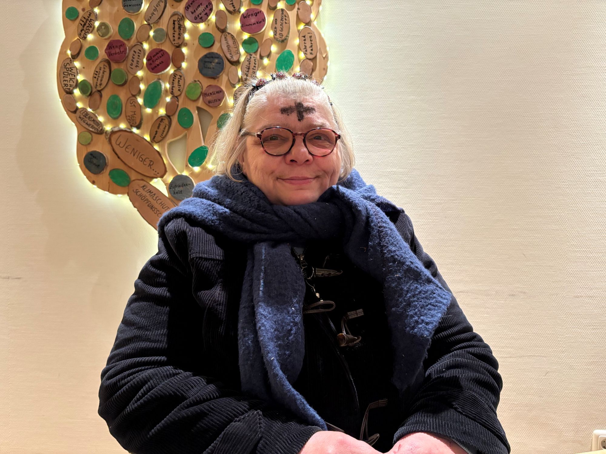 Angelika Köhler engagiert sich in der Liturgiegruppe und bereitet die Gottesdienste vor.