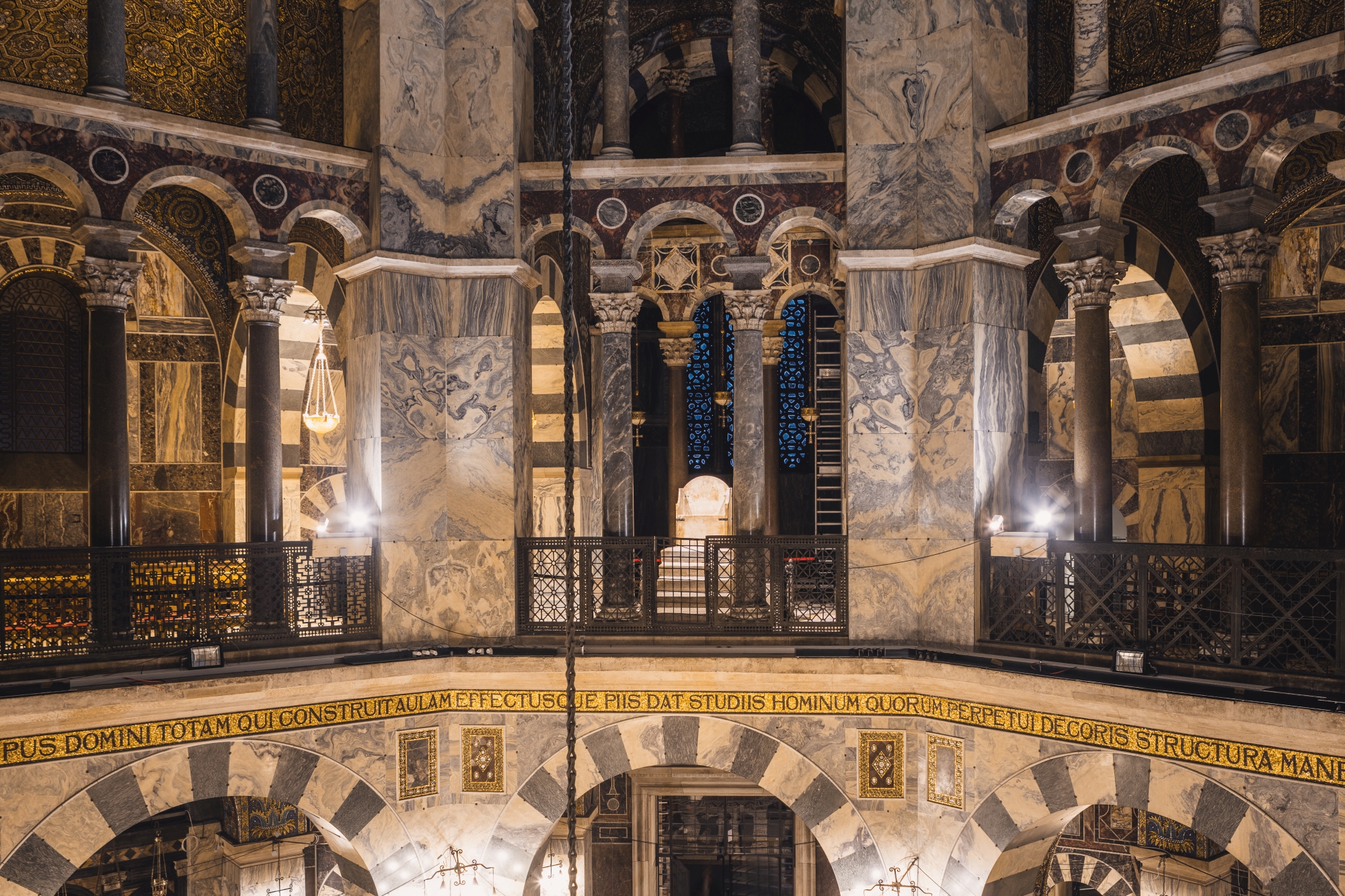 An den beiden Aktionswochenenden nutzten zahlreiche Touristinnen und Touristen die Gelegenheit zu einer Besichtigung des Aachener Throns.