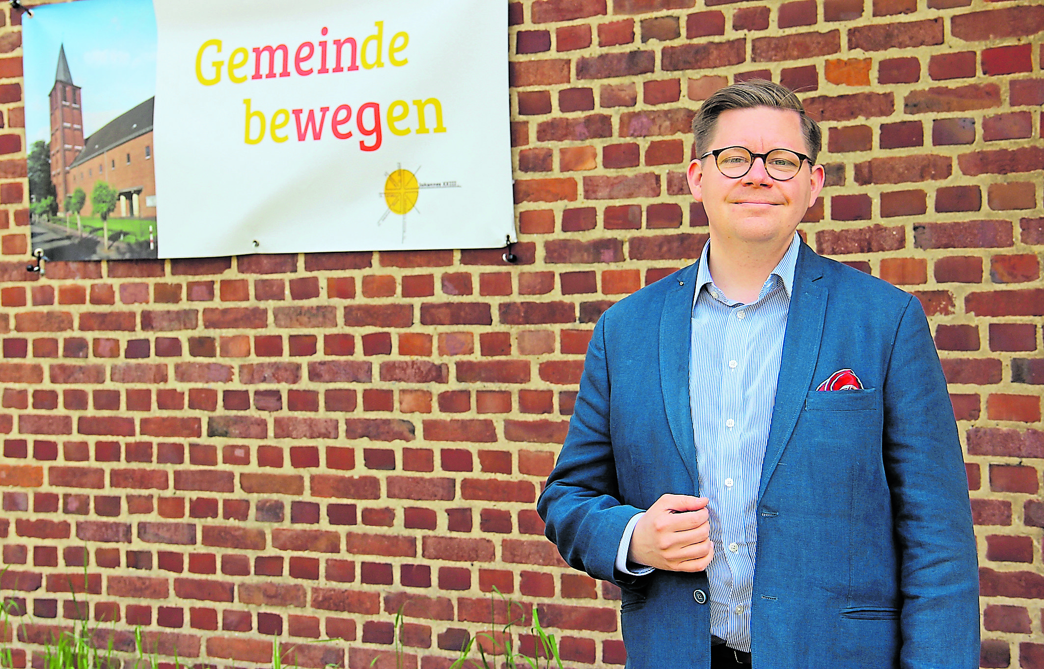 Tim Wüllenweber vor seiner Heimatkirche  St. Cornelius in Alsdorf-Hoengen, wo auch seine Diakonweihe stattgefunden hat.