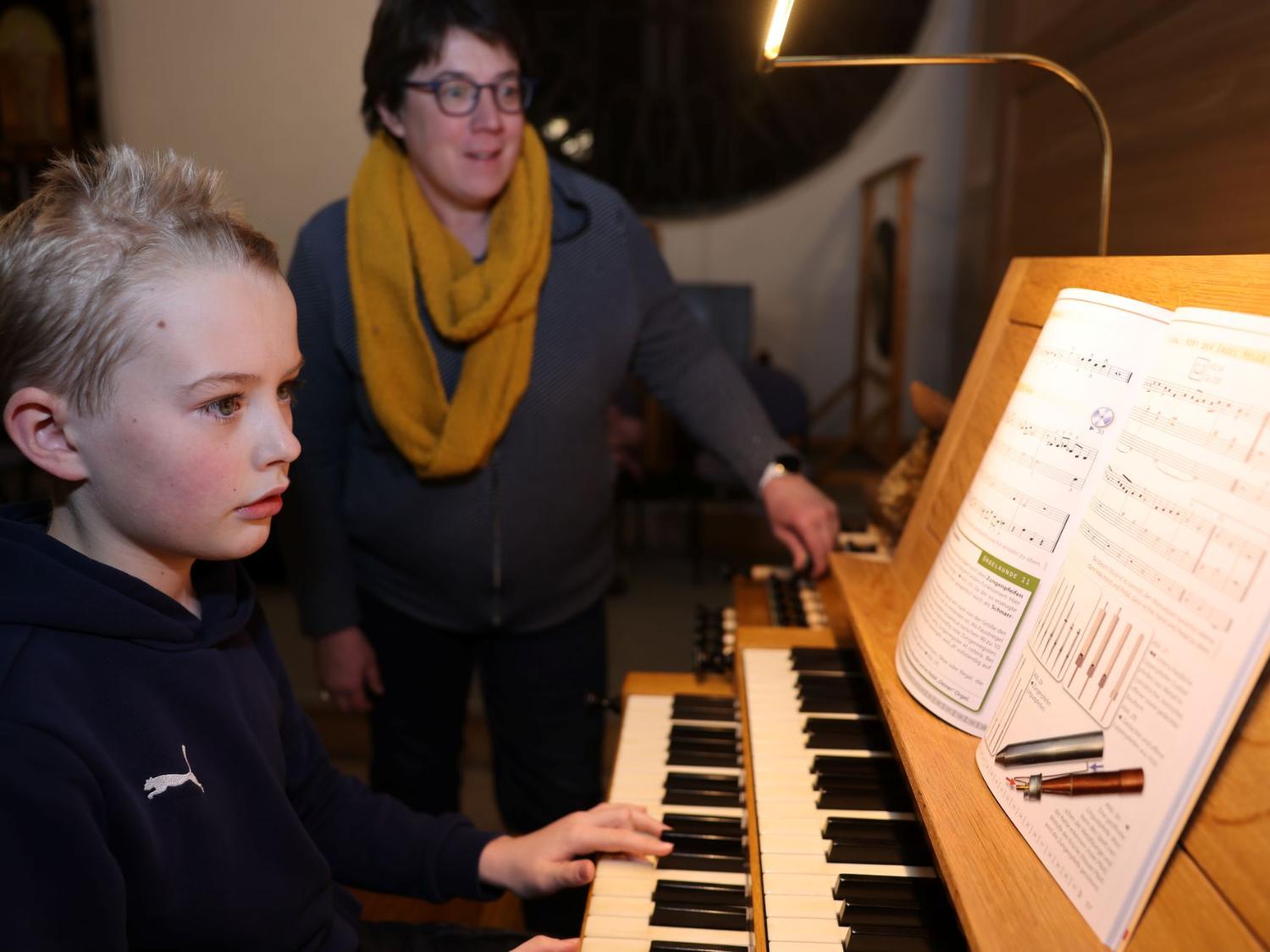 Regelmäßig unterrichtet Holle Goertz ihre Schüler an der Orgel von St. Nikolaus in Kall.