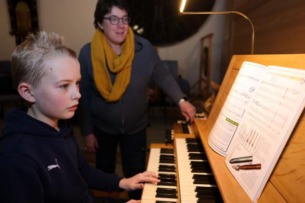 Regelmäßig unterrichtet Holle Goertz ihre Schüler an der Orgel von St. Nikolaus in Kall.