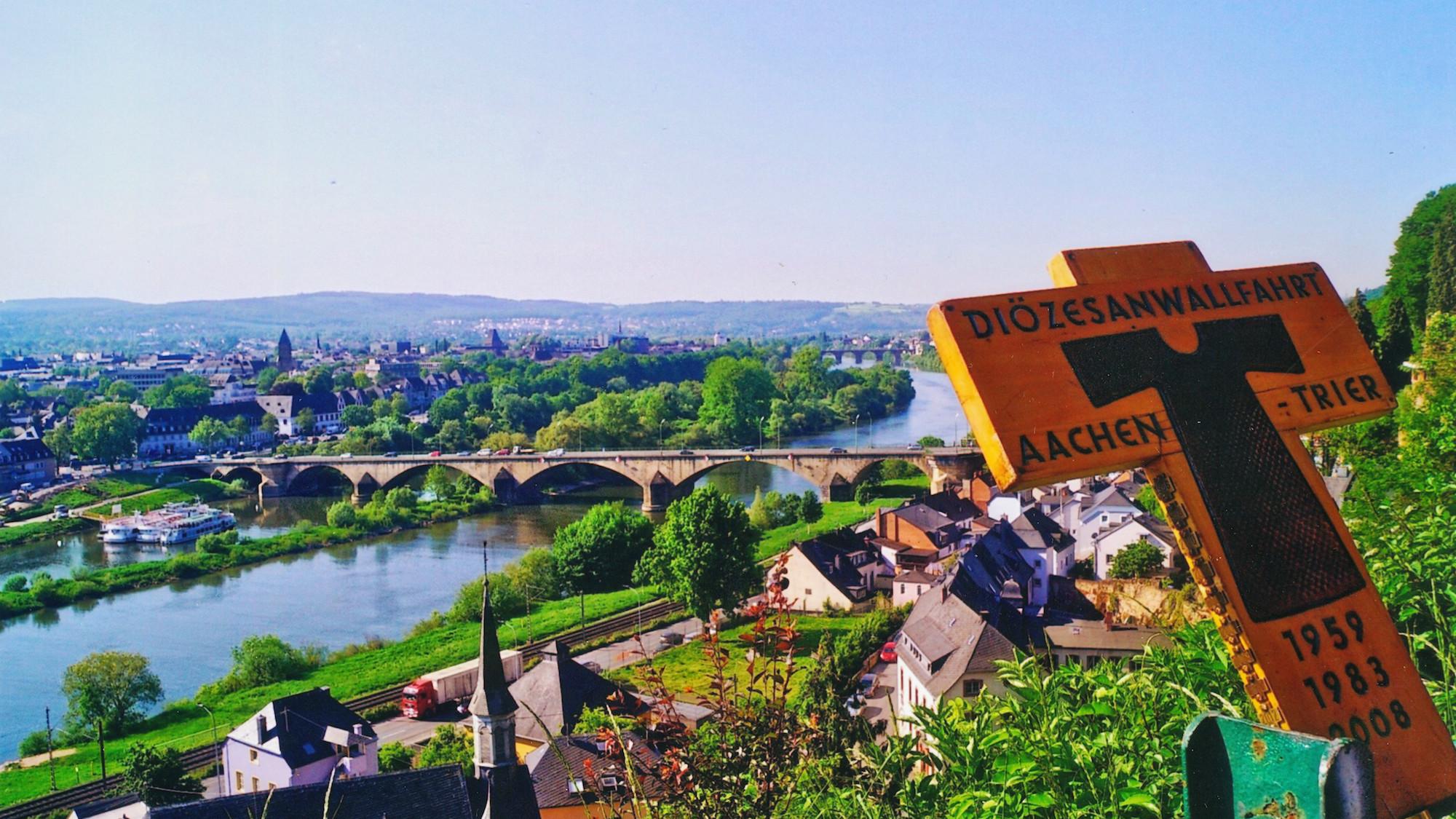 Das Ziel in Blickweite: Am Fuße des Berges liegt die Stadt Trier, mit dem Matthiasgrab und dem heiligen Rock ein wichtiger Wallfahrtsort.