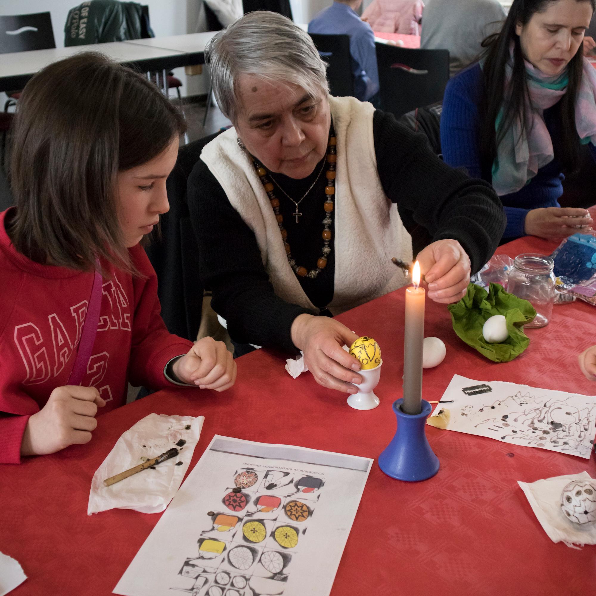 Im vergangenen Jahr haben Gemeindemitglieder gemeinsam Ostereier nach Traditionen ihrer Heimat bemalt.