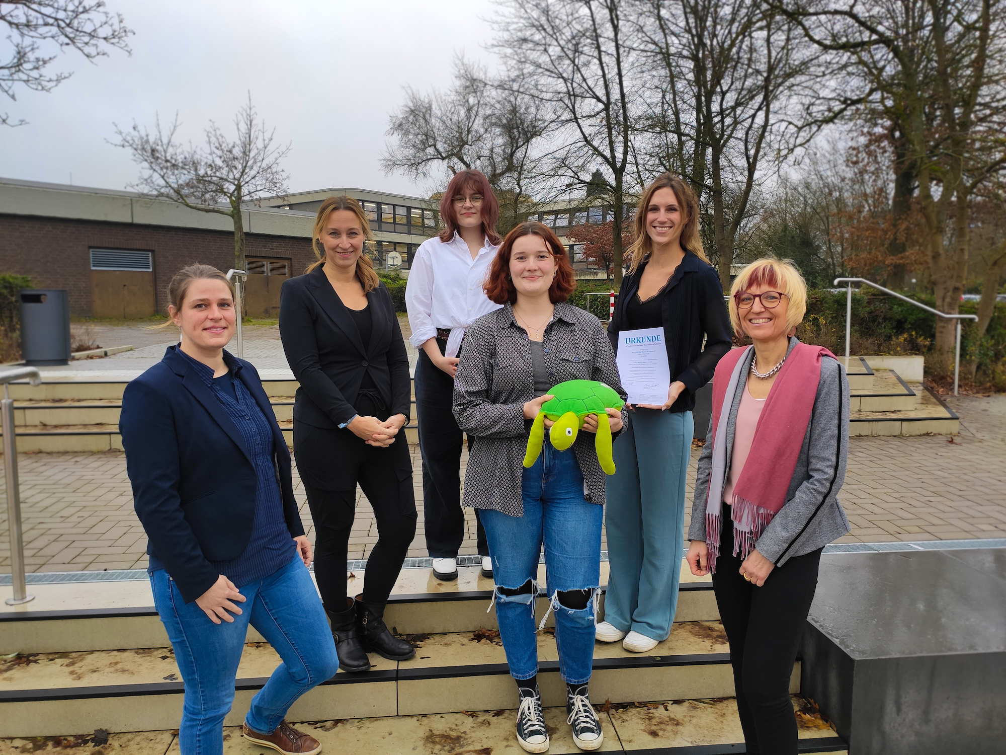 Marie Goebel (Energiemanagement Bistum Aachen), Claudia Schlösser (Abt. Erziehung und Schule, Bistum Aachen), Schülerinnen Anna-Sophie Gutmann und Amelie Schöller, Lehrerin Christina Schmidt, Direktorin Gabriele Vogt (v. l.).