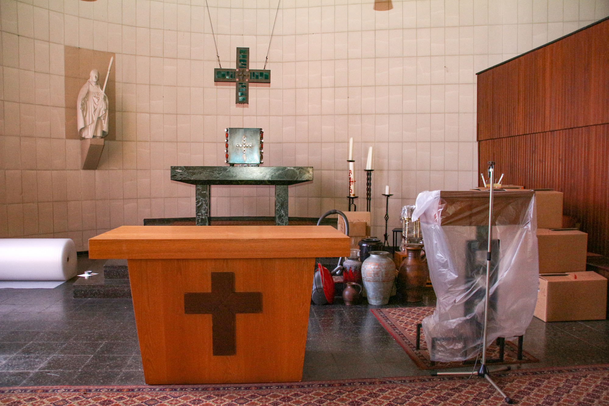 Kein (Altar-)Raum für Gottesdienst mehr – der Auszug ist vorbereitet.