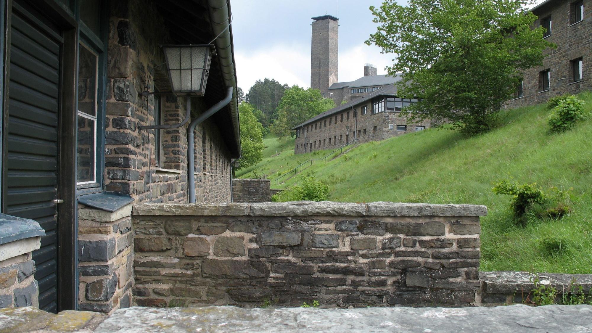 In den 1930er-Jahren wurde die sogenannte „NS-Ordensburg“ von den Nationalsozialisten als Schulungsstätte geplant. Mit Kriegsbeginn rückte die Wehrmacht ein.