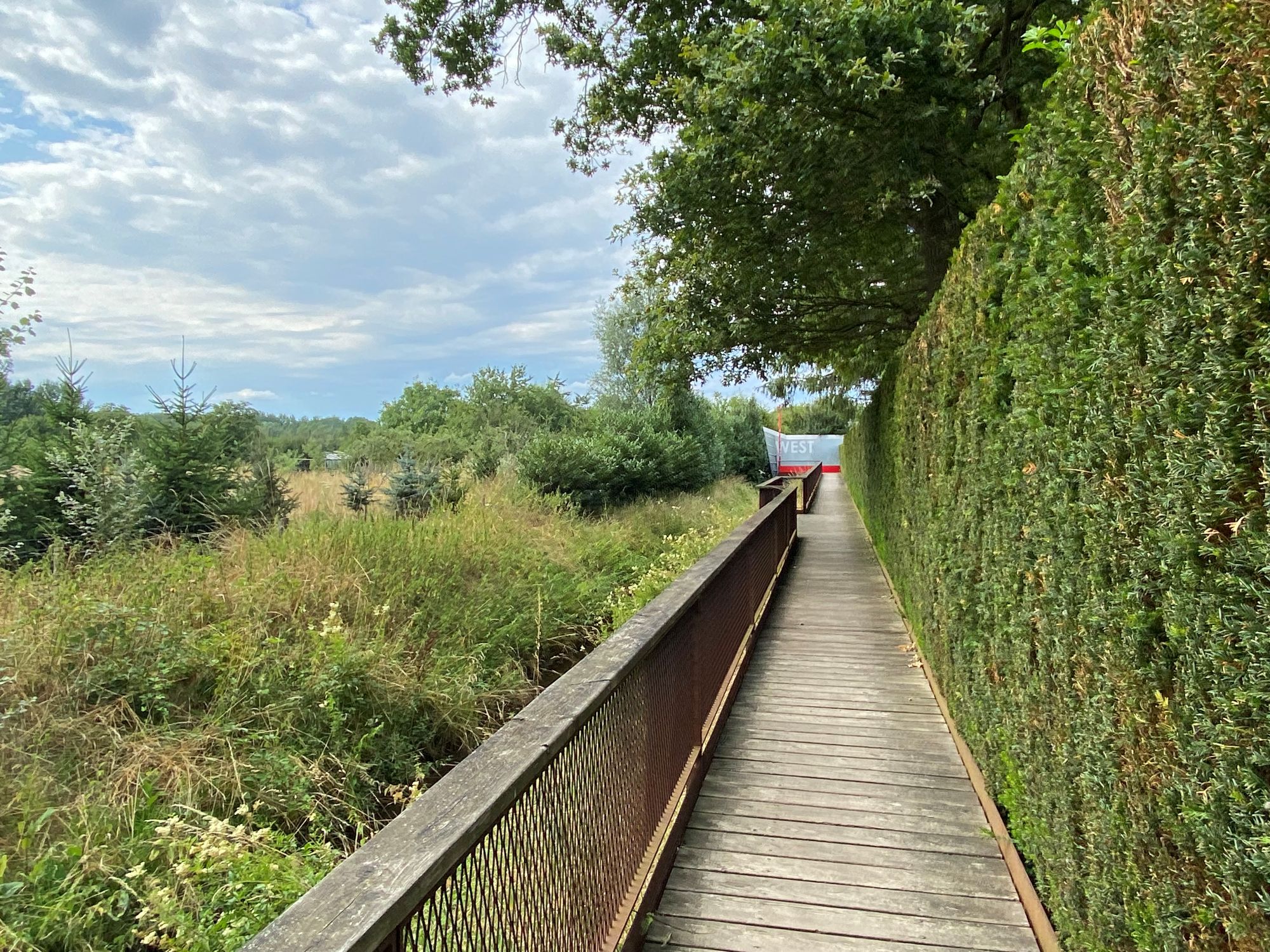 Ein langer Steg führt zum westlichsten Punkt Deutschlands.