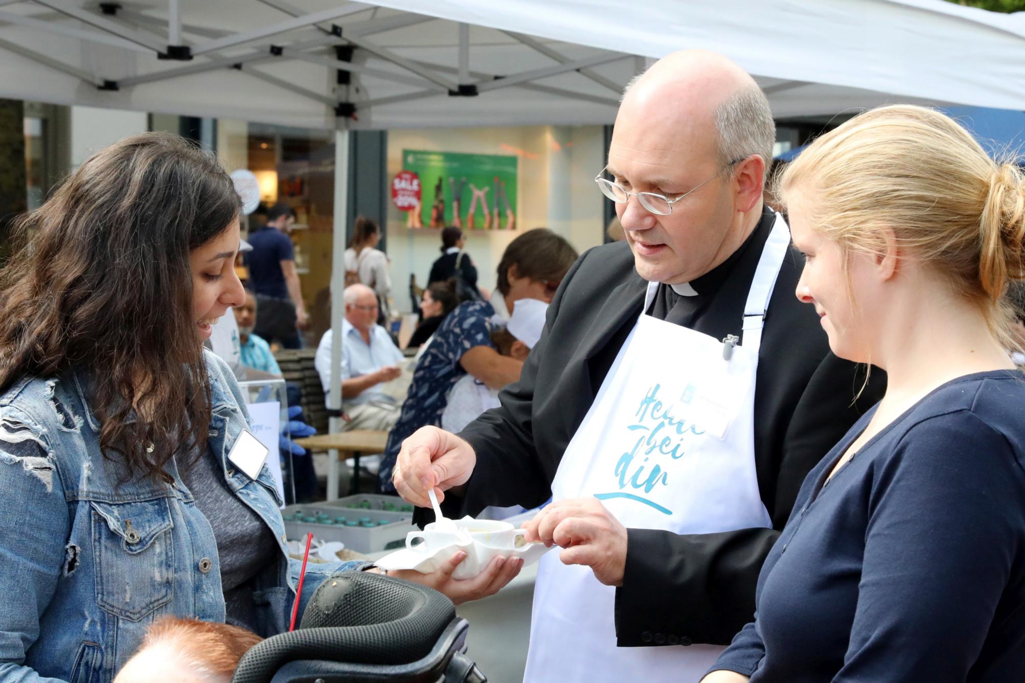 Wochenmarkt-Aktion mit Bischof Helmut Dieser