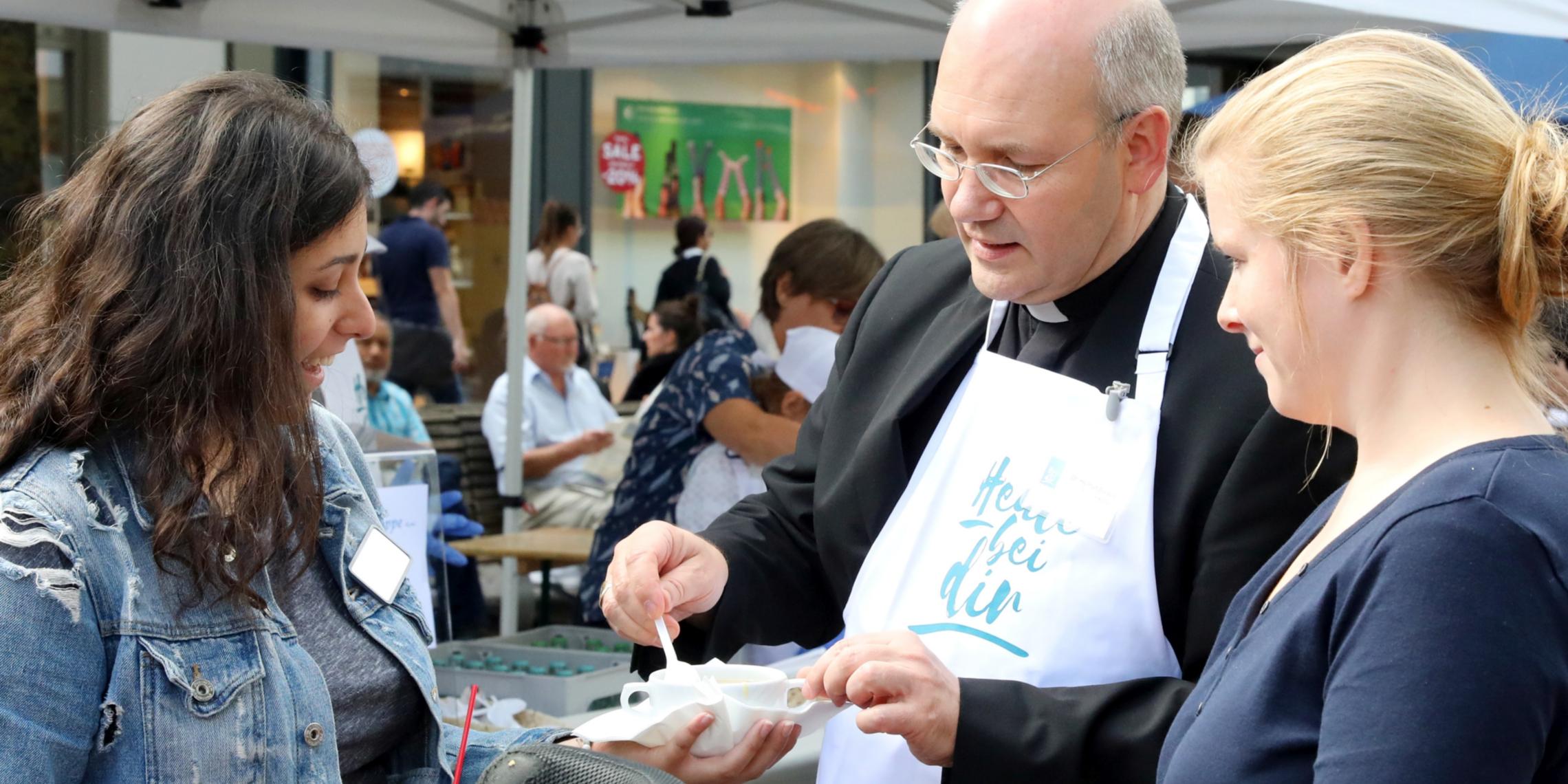 Wochenmarkt-Aktion mit Bischof Helmut Dieser