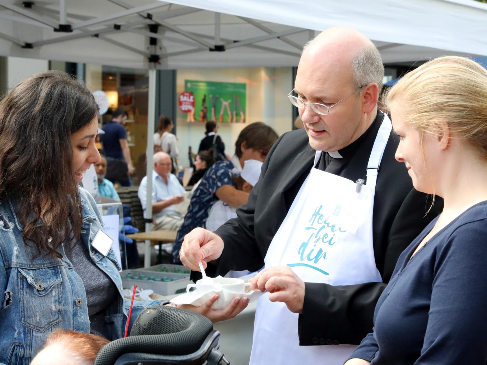 Wochenmarkt-Aktion mit Bischof Helmut Dieser