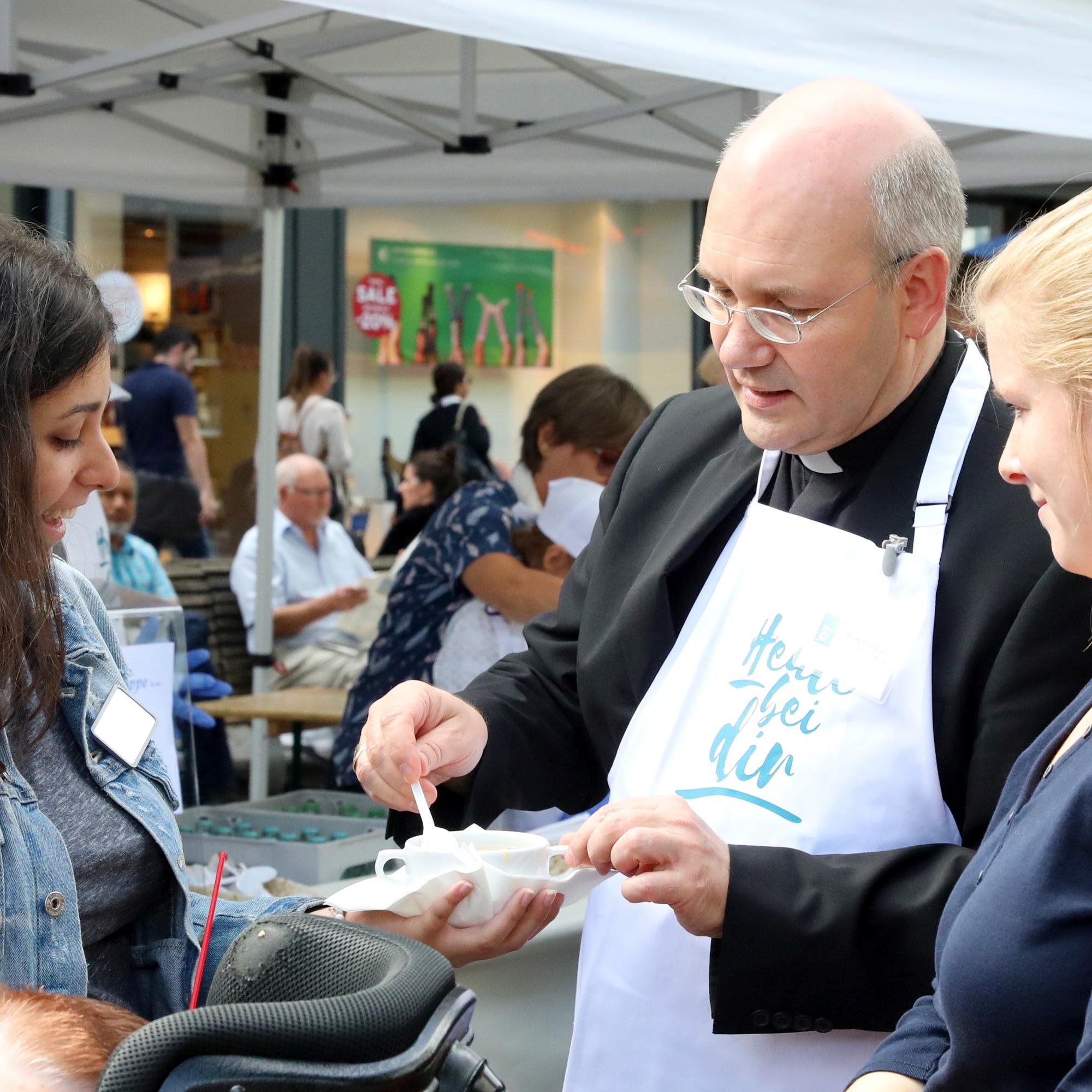 Wochenmarkt-Aktion mit Bischof Helmut Dieser