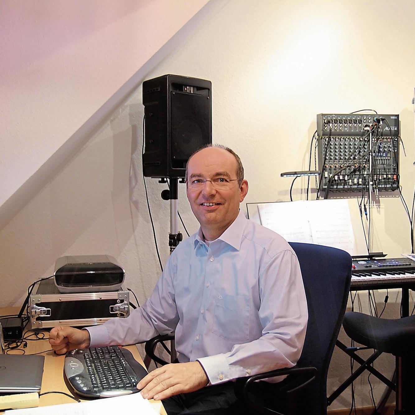 Wolfgang Biel ist nicht nur Physiker, sondern auch Komponist „neuer geistlicher“ Lieder, die in seinem Heim-Studio entstehen.