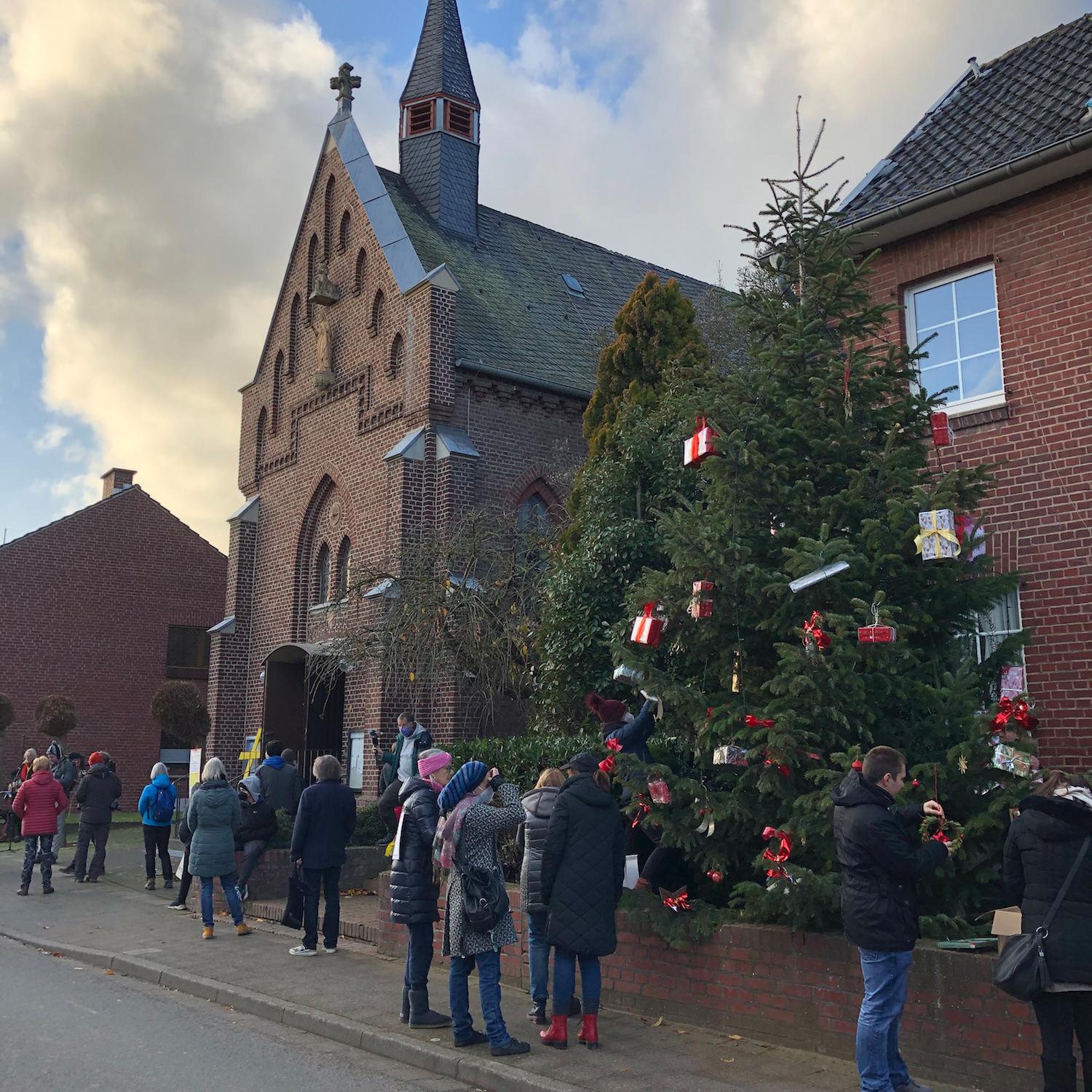 Am Tag vor dem ersten Advent konnte die Gemeinde in Kuckum Abschied von ihrer Kirche nehmen.