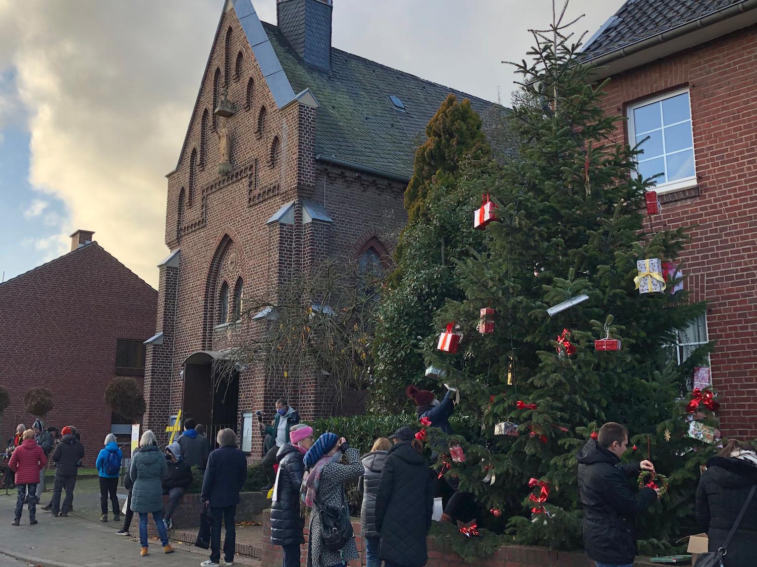 Am Tag vor dem ersten Advent konnte die Gemeinde in Kuckum Abschied von ihrer Kirche nehmen.