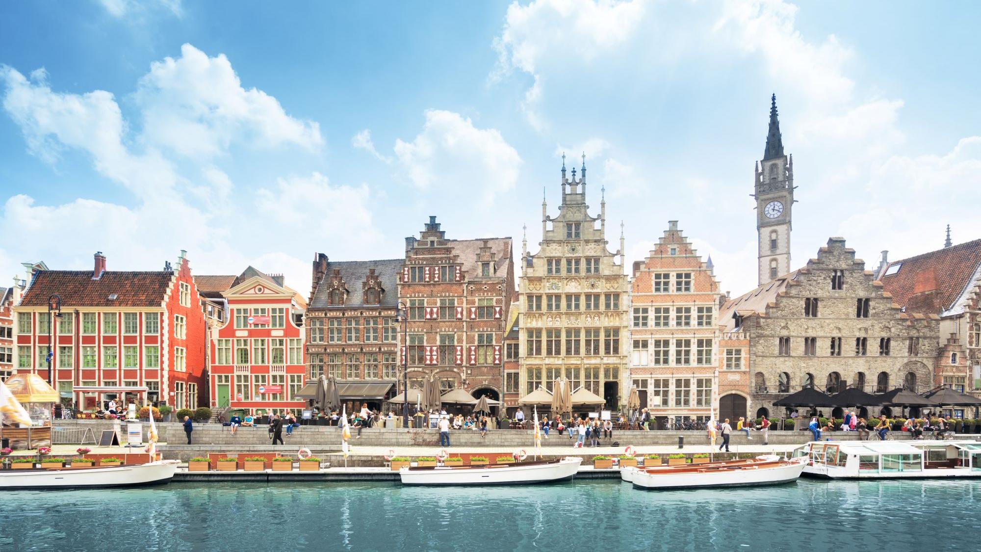 Gebäude entlang der Graslei, einem mittelalterlichen Hafen im historischen Zentrum von Gent.