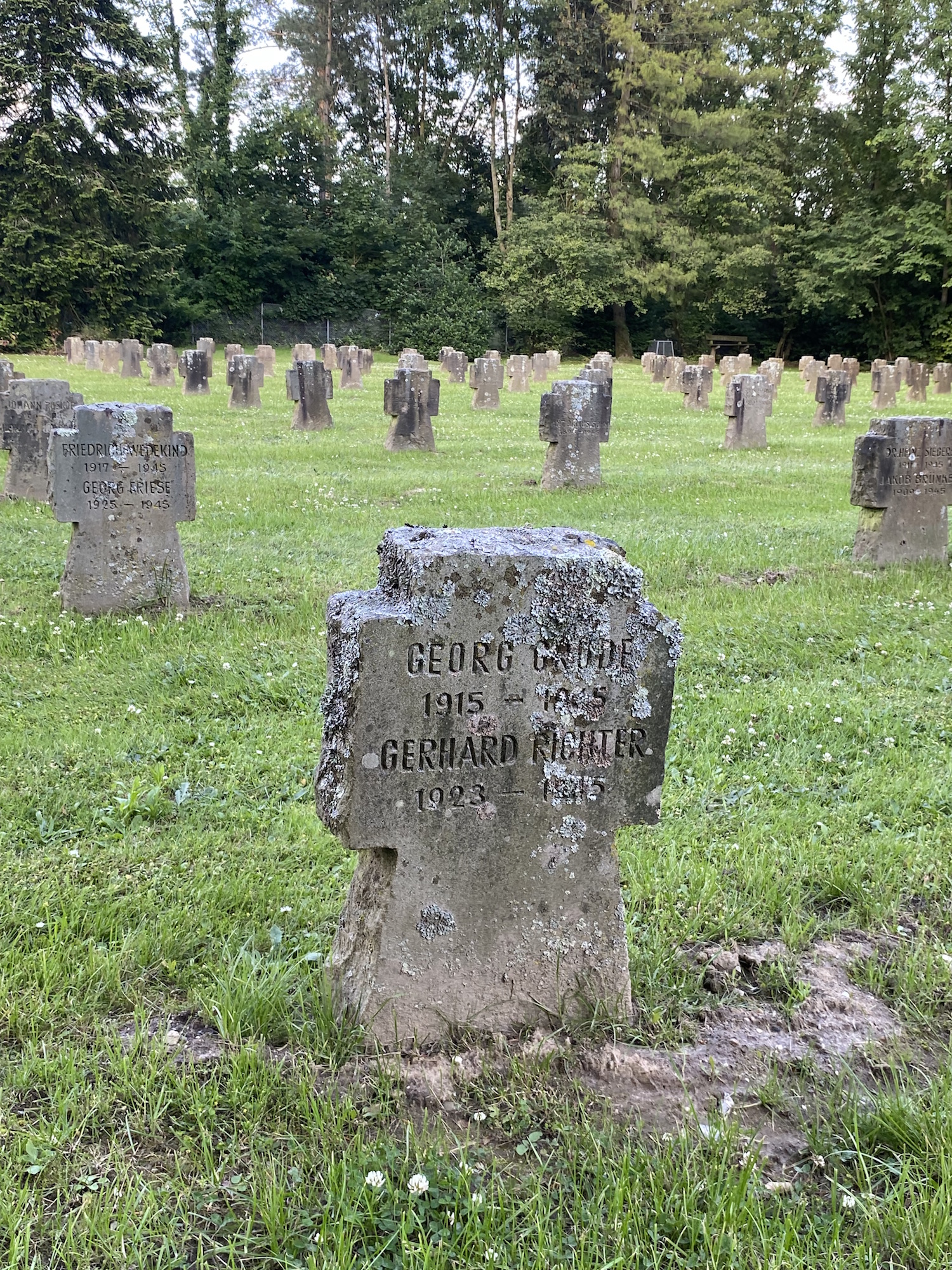 Ein Krieg kennt nur Verlierer, wie hier die 893 Gräber auf einem Soldatenfriedhof zeigen.