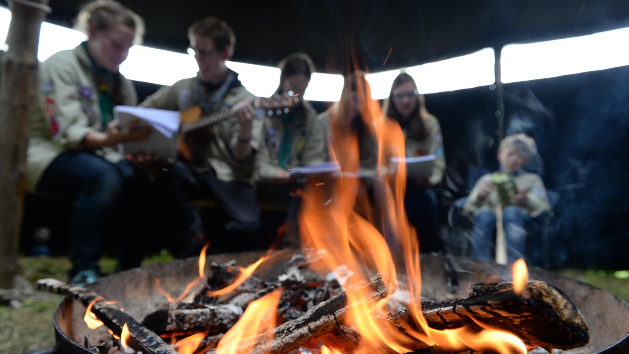 Die Runde am Lagerfeuer: Bei den Pfadfindern geht es auch um Abenteuer und Kameradschaft.
