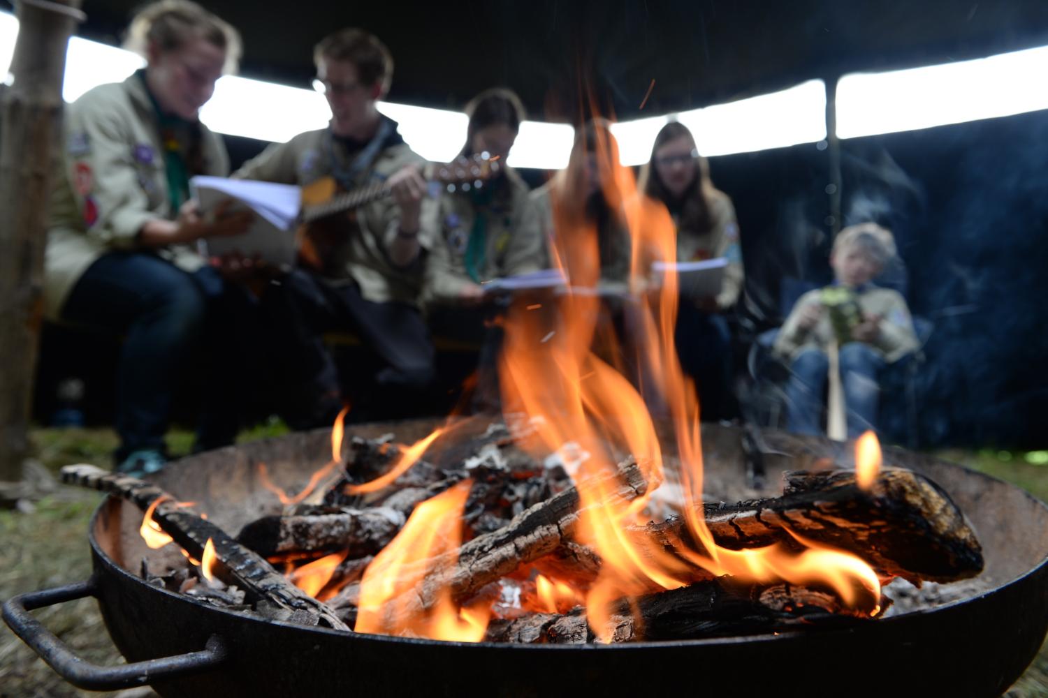 Die Runde am Lagerfeuer: Bei den Pfadfindern geht es auch um Abenteuer und Kameradschaft.