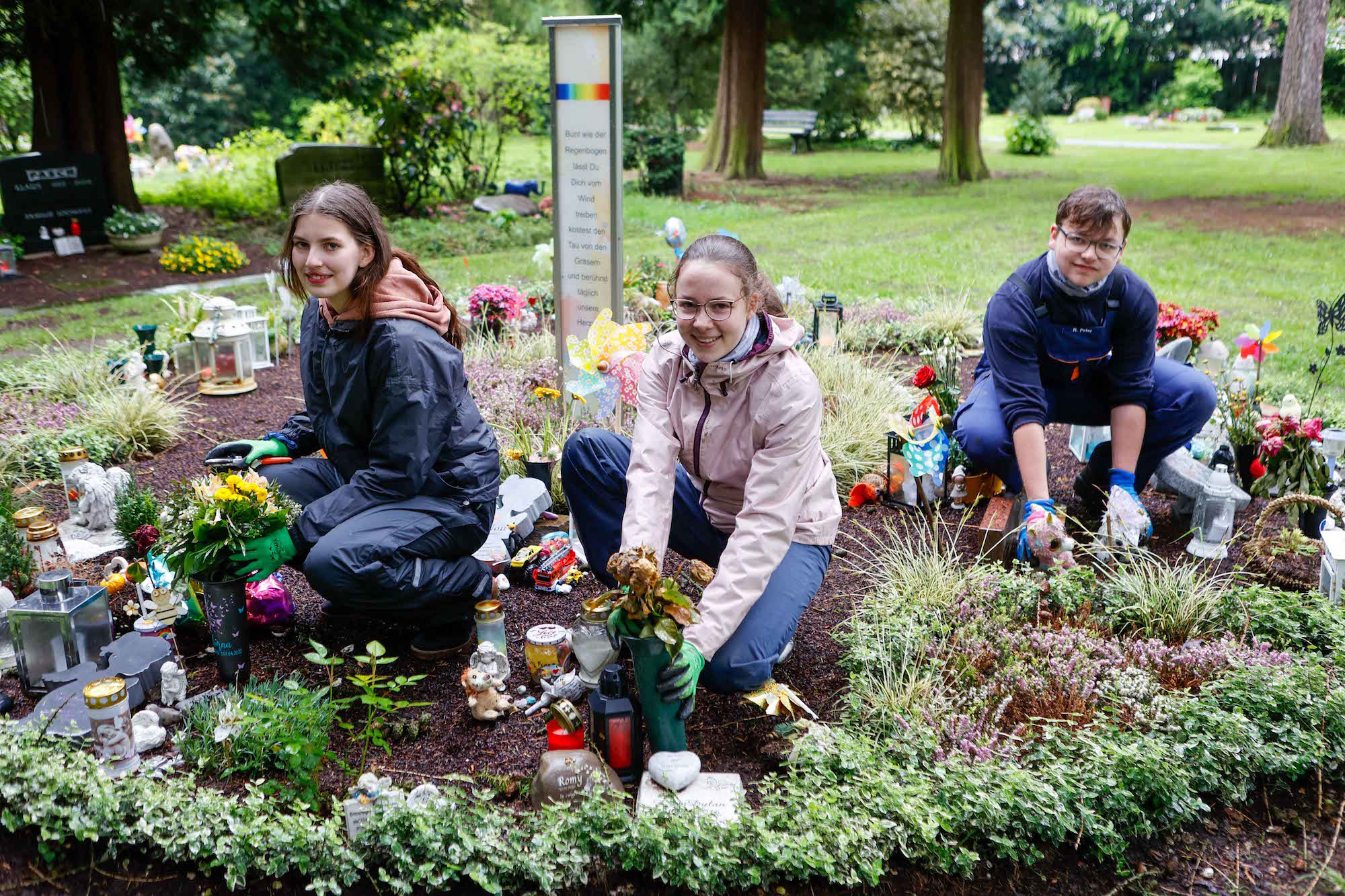 Reinigten im Rahmen der 72-Stunden-Aktion das Sternenkinderfeld: Josefine Graczyk (15),  Britt Wolters (16) und Luca Peter (18).