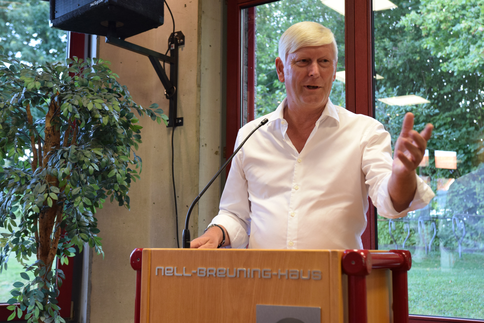 RWE-Chef Dr. Rolf Martin Schmitz zu Gast im Nell-Breuning-Haus